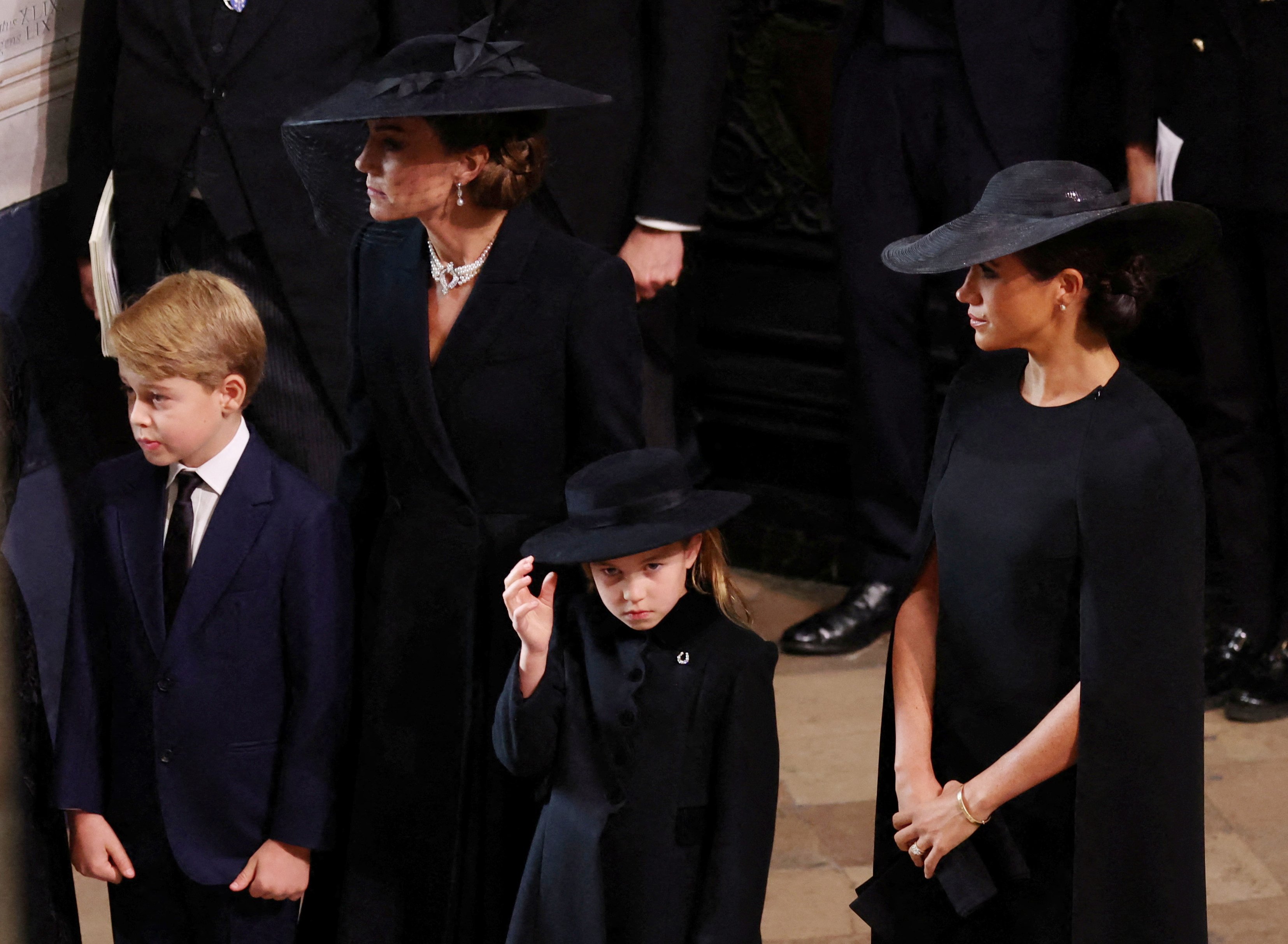 Catherine, princesa de Gales, princesa Charlotte de Gales, príncipe George de Gales y Meghan, duquesa de Sussex, en la Abadía de Westminster para el funeral de estado de la reina Elizabeth II, el 19 de septiembre de 2022 en Londres, Inglaterra. | Foto: Getty Images