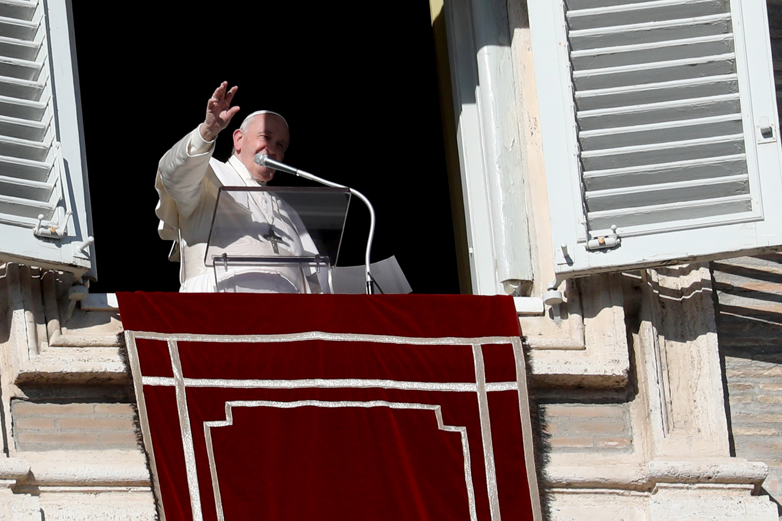 El Papa Francisco impartiendo su bendición del Ángelus desde la ventana de su estudio privado a los peregrinos reunidos en la Plaza de San Pedro el 13 de diciembre de 2020, en la Ciudad del Vaticano. | Fuente: Getty Images