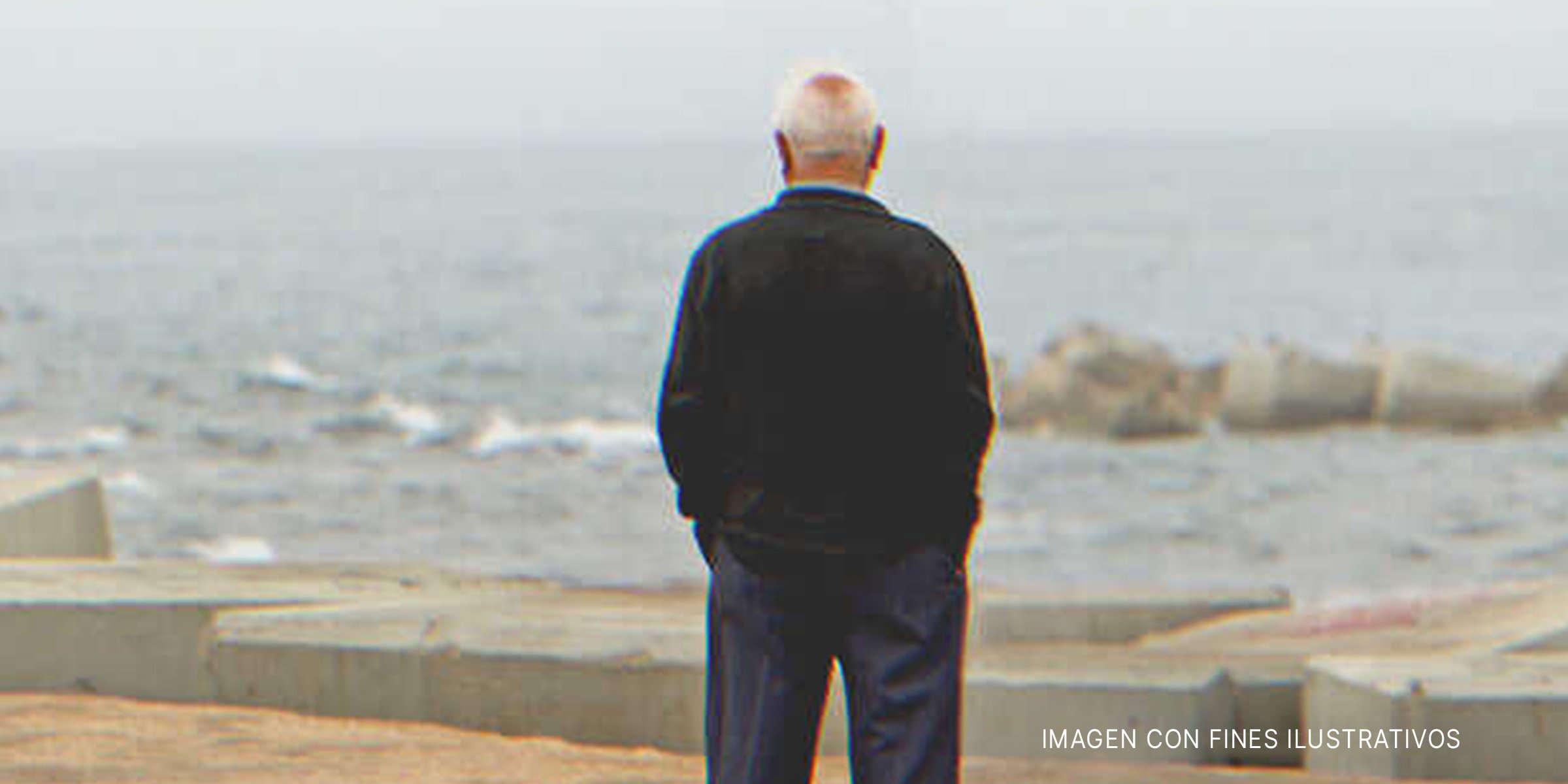 Hombre mayor parado frente al mar. | Foto: Shutterstock