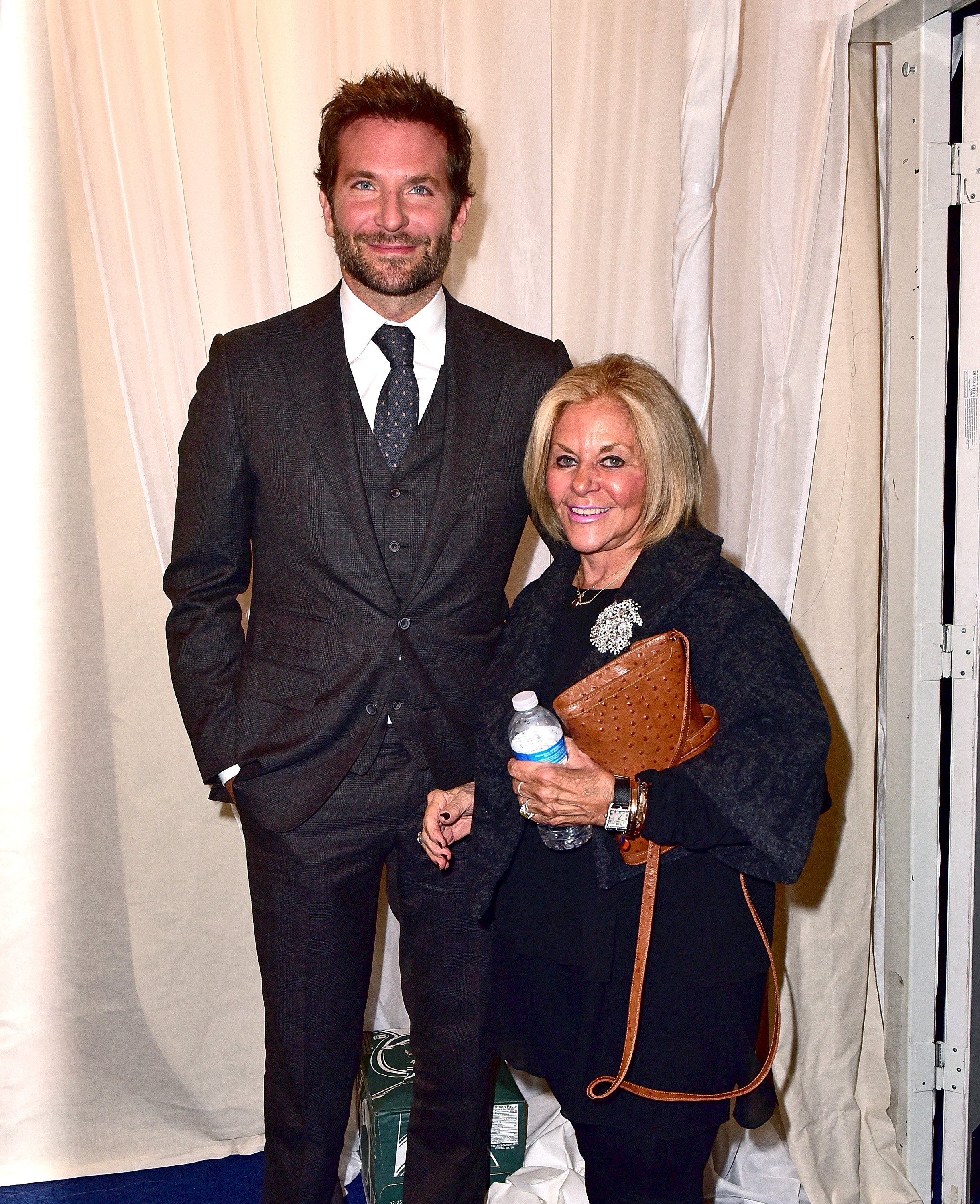 Bradley Cooper con su madre en Nueva York, en 2015. | Foto: Getty Images