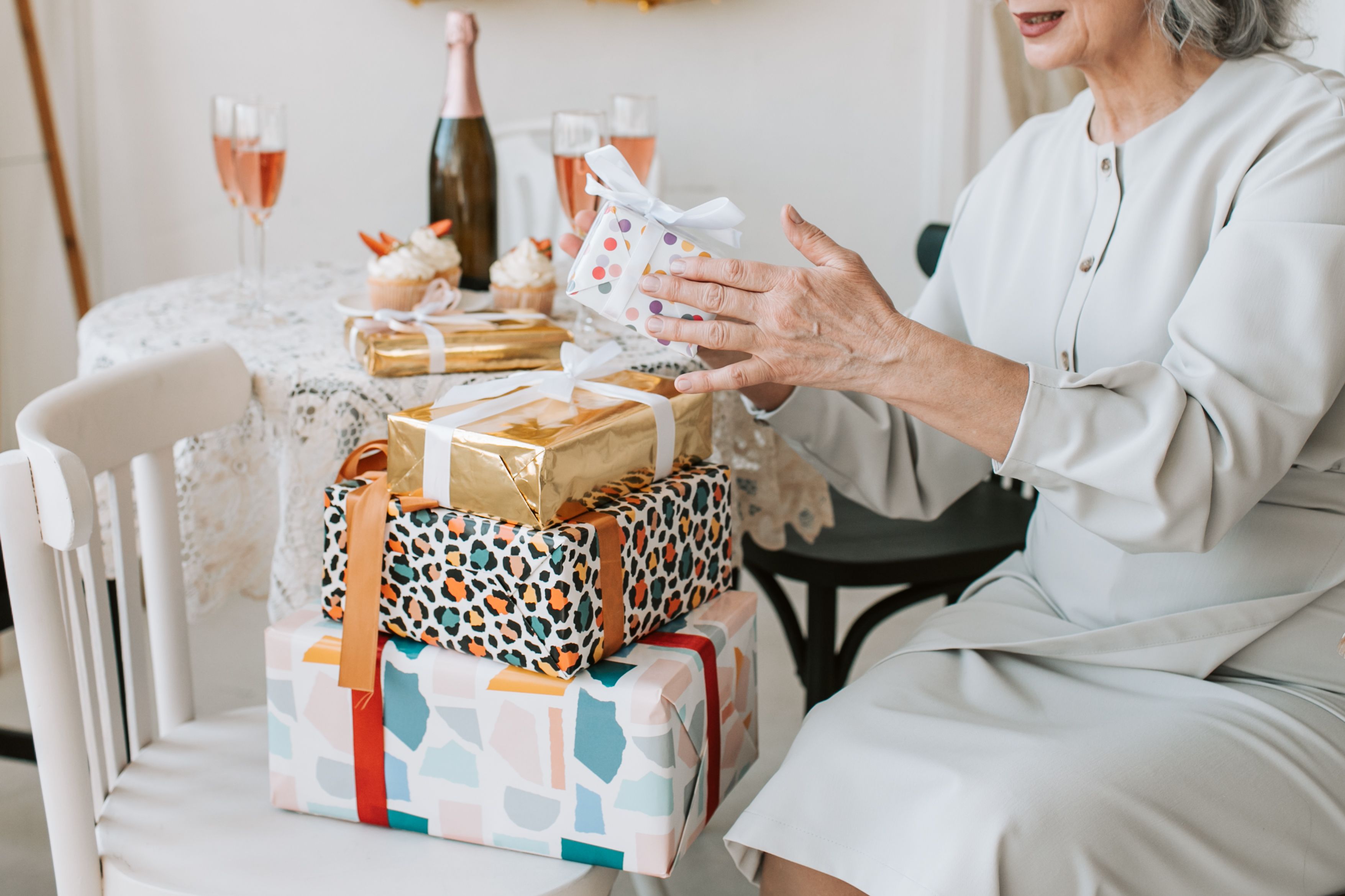 Una mujer apilando regalos | Fuente: Pexels