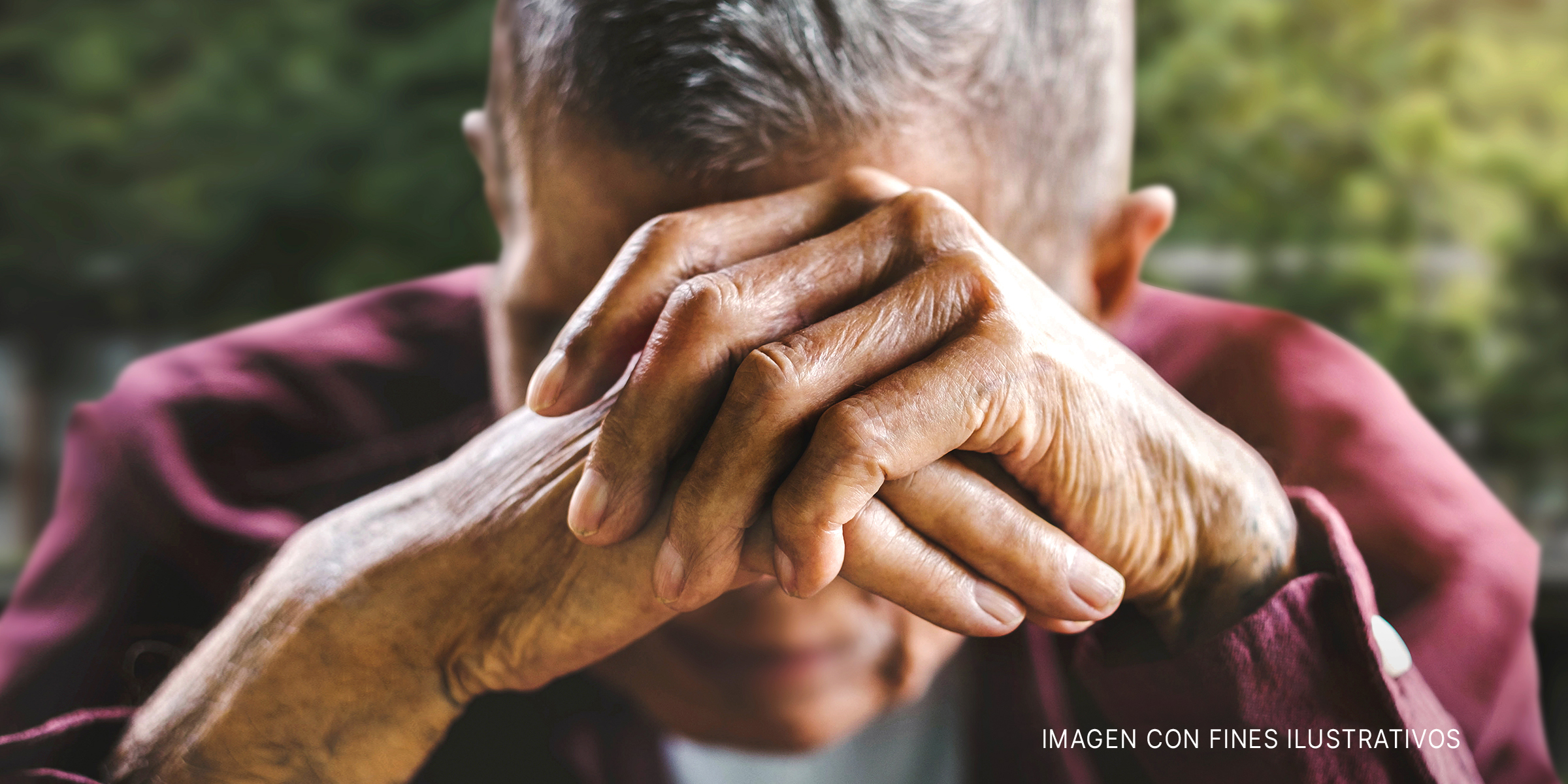 Un hombre deprimido se cubre la cara con las manos | Foto: Shutterstock