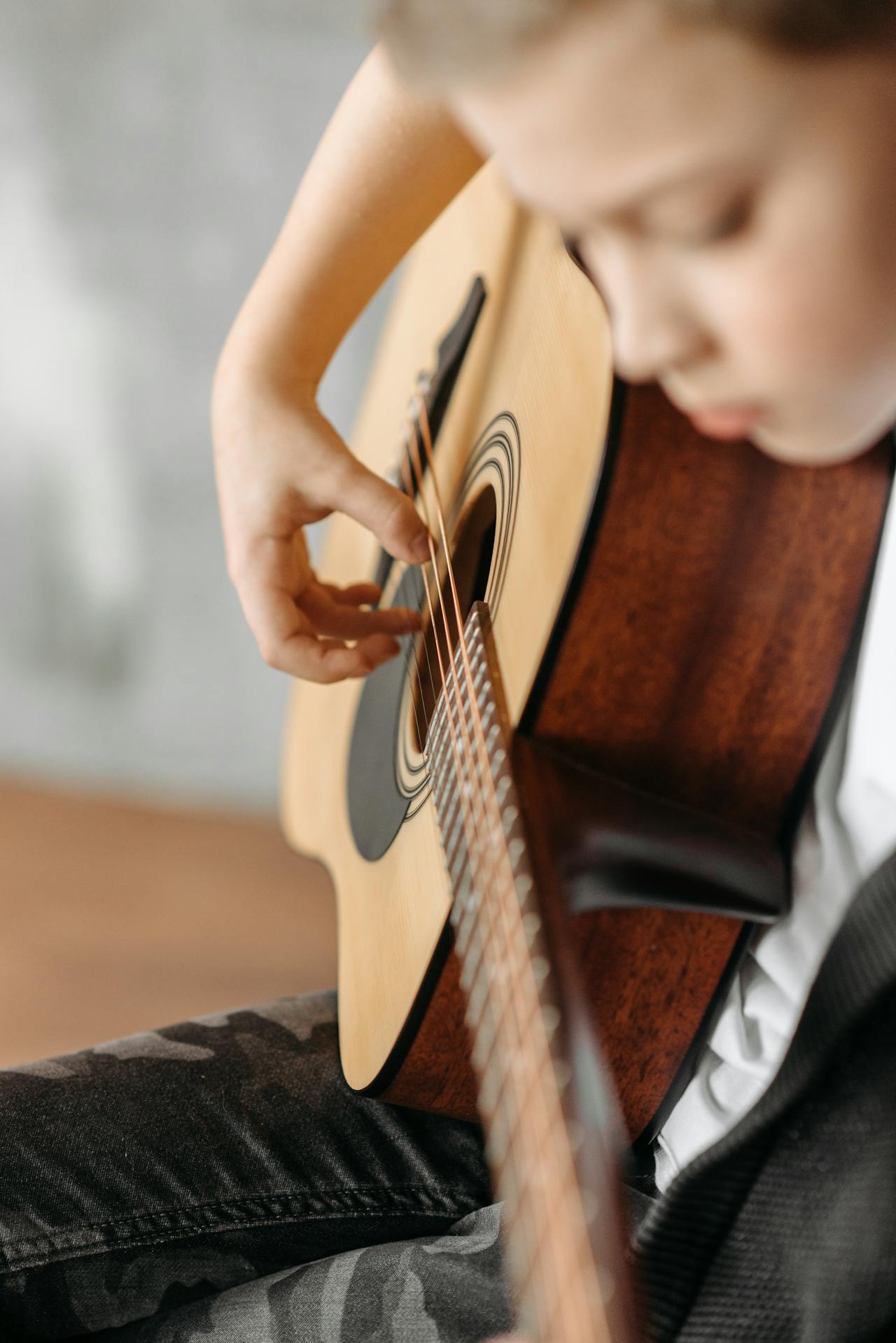 Un niño tocando la guitarra | Fuente: Pexels