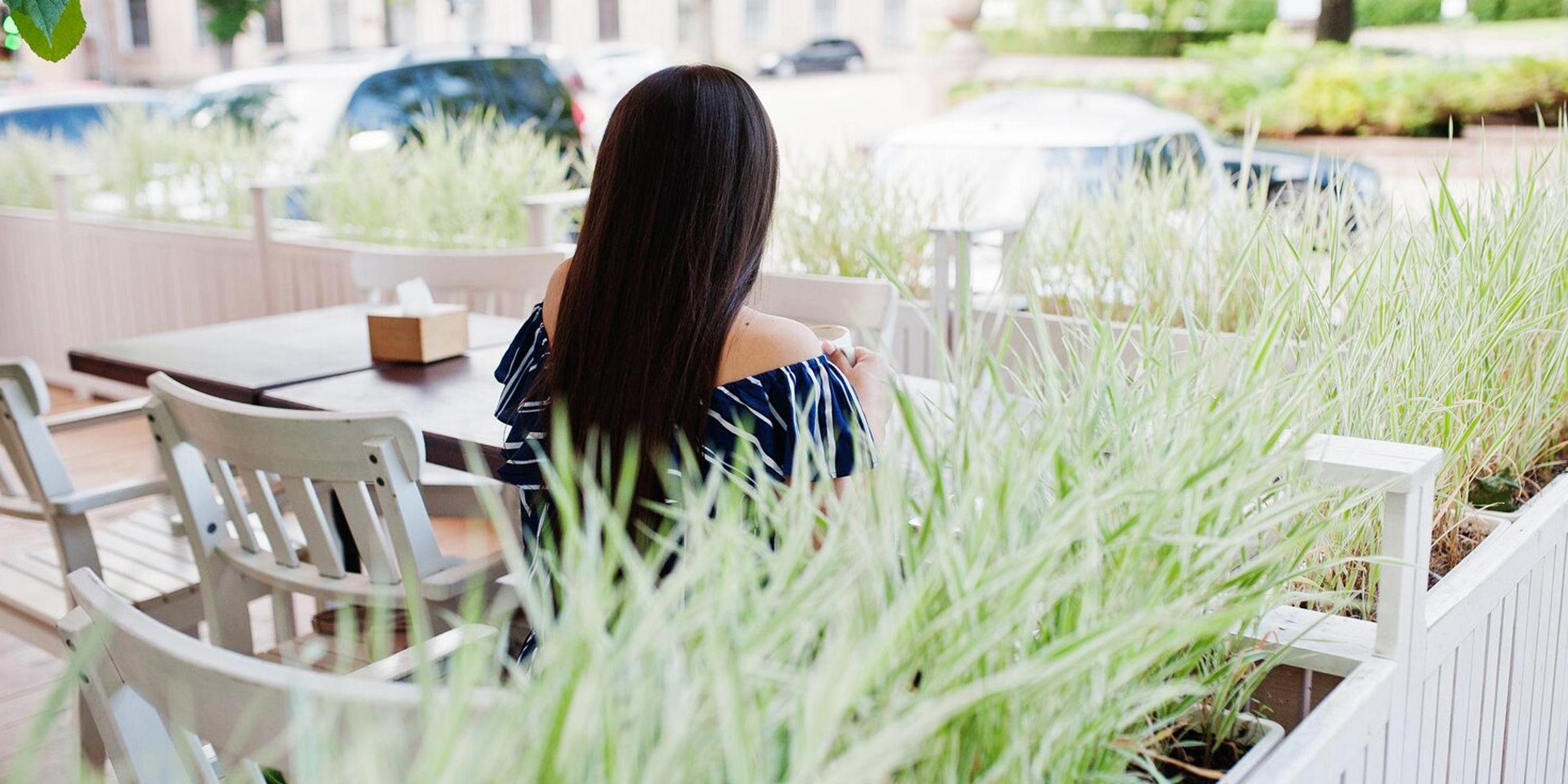 Una mujer en una cafetería | Fuente: Freepik