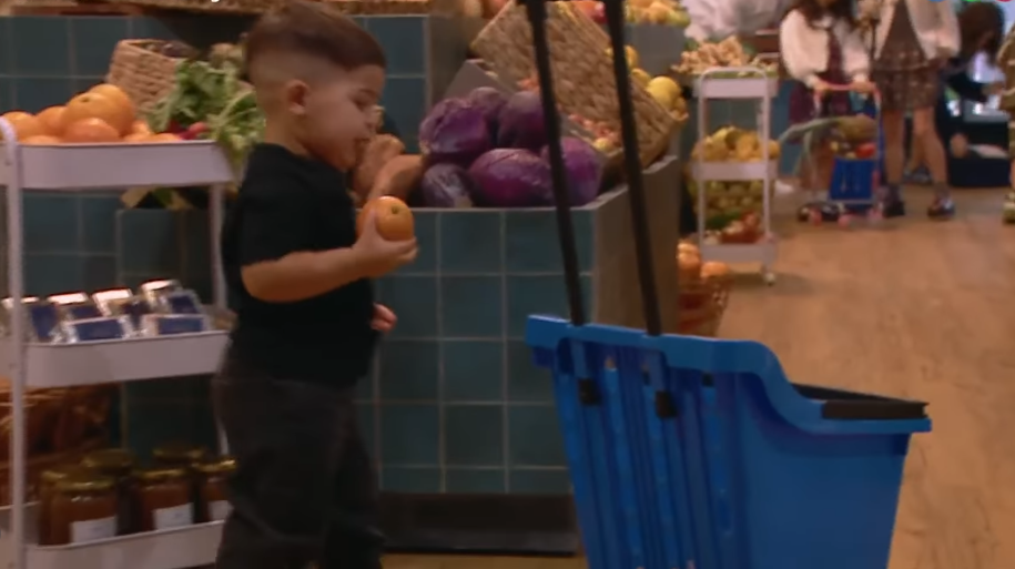 Benja con una naranja en el mercado de "MasterChef Celebrity". | Foto: Instagram.com/masterchefargentina