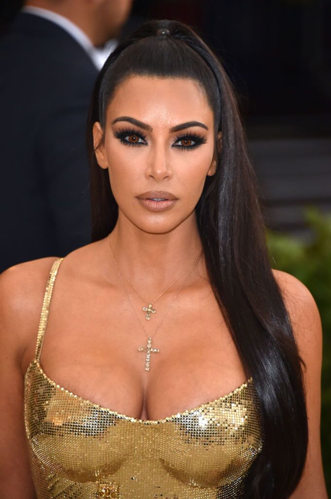 Kim Kardashian asiste a la Gala del Heavenly Bodies: Fashion & The Catholic Imagination Costume Institute en la ciudad de Nueva York. | Foto: Getty Images