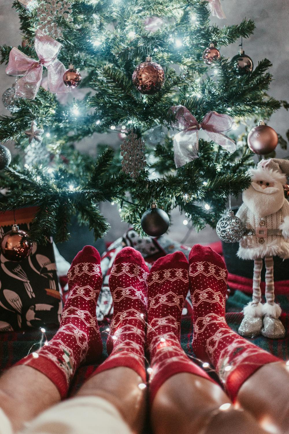 Una pareja con calcetines rojos | Fuente: Pexels