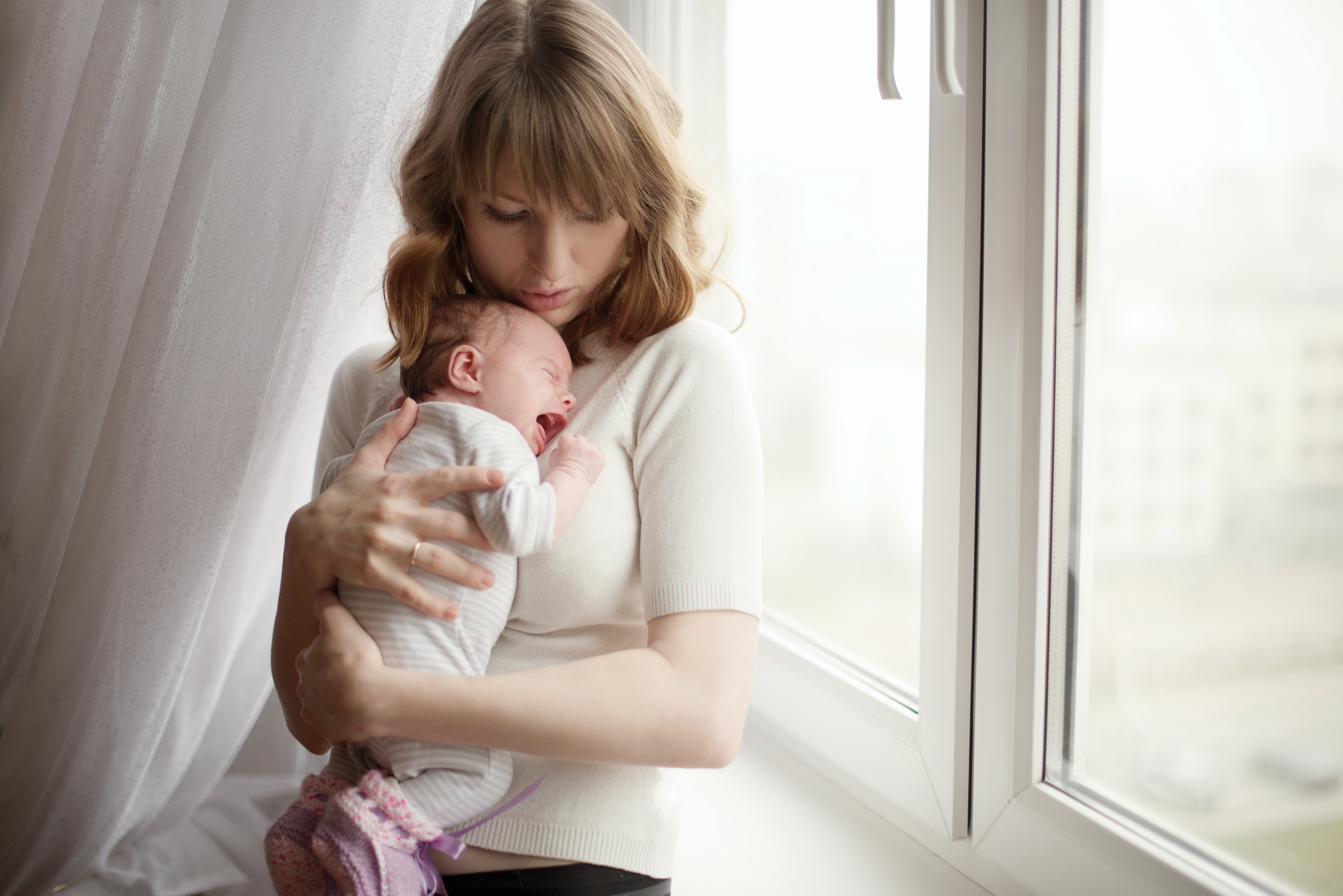 Madre calmando a su bebé | Foto: Shutterstock