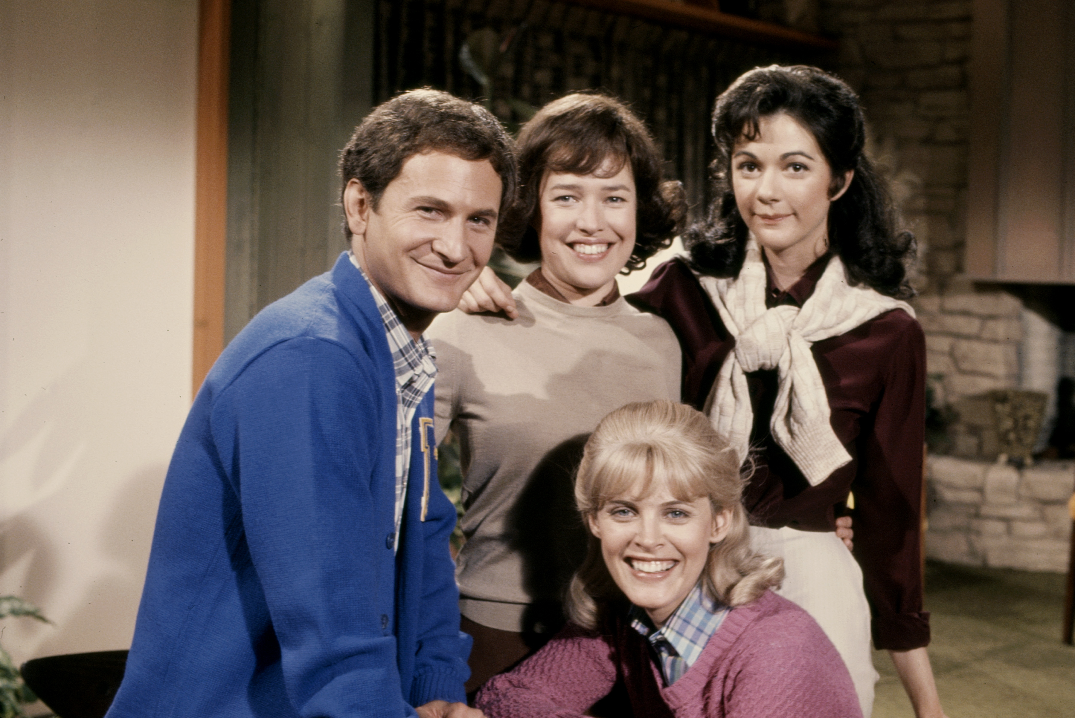 Kathy Bates y el reparto del especial de televisión de ABC "Vanidades" hacia 1977. | Fuente: Getty Images