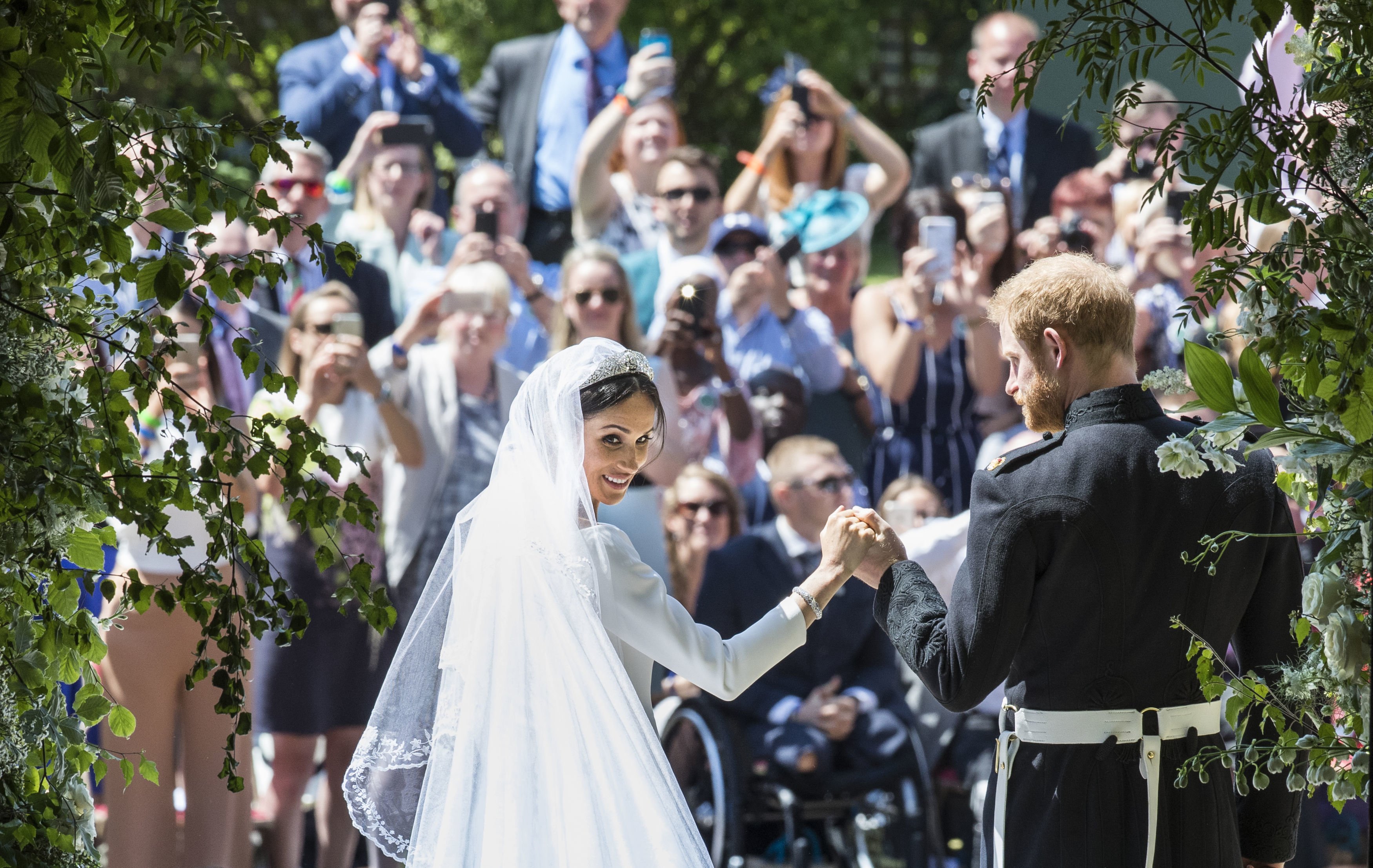 El duque y la duquesa de Sussex afuera del Castillo de Windsor después de su ceremonia de boda en la Capilla de San Jorge el 19 de mayo de 2018 en Windsor, Inglaterra. | Foto: Getty Images