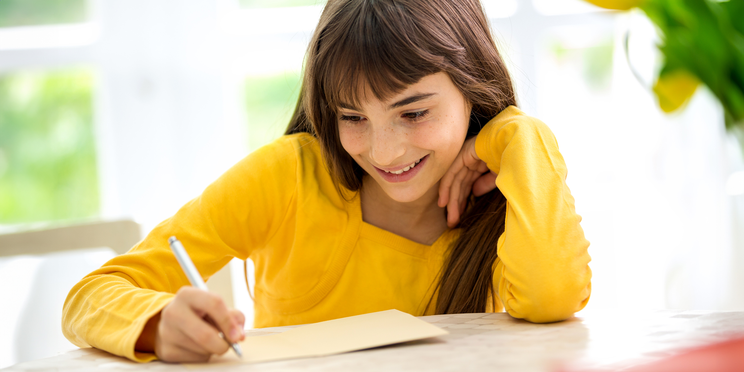 Un niño escribiendo una carta | Fuente: Shutterstock