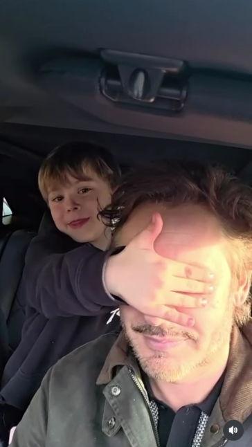 Amancio y Benjamín Vicuña en el video de cumpleaños. | Foto: instagram.com/benjaminvicuna.ok