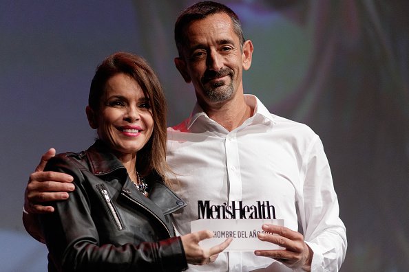 El doctor Pedro Cavadas y Carme Chaparro asisten a la gala de los Premios Men's Health 2017 en el teatro Goya el 20 de noviembre de 2017 en Madrid, España. | Fuente: Getty Images