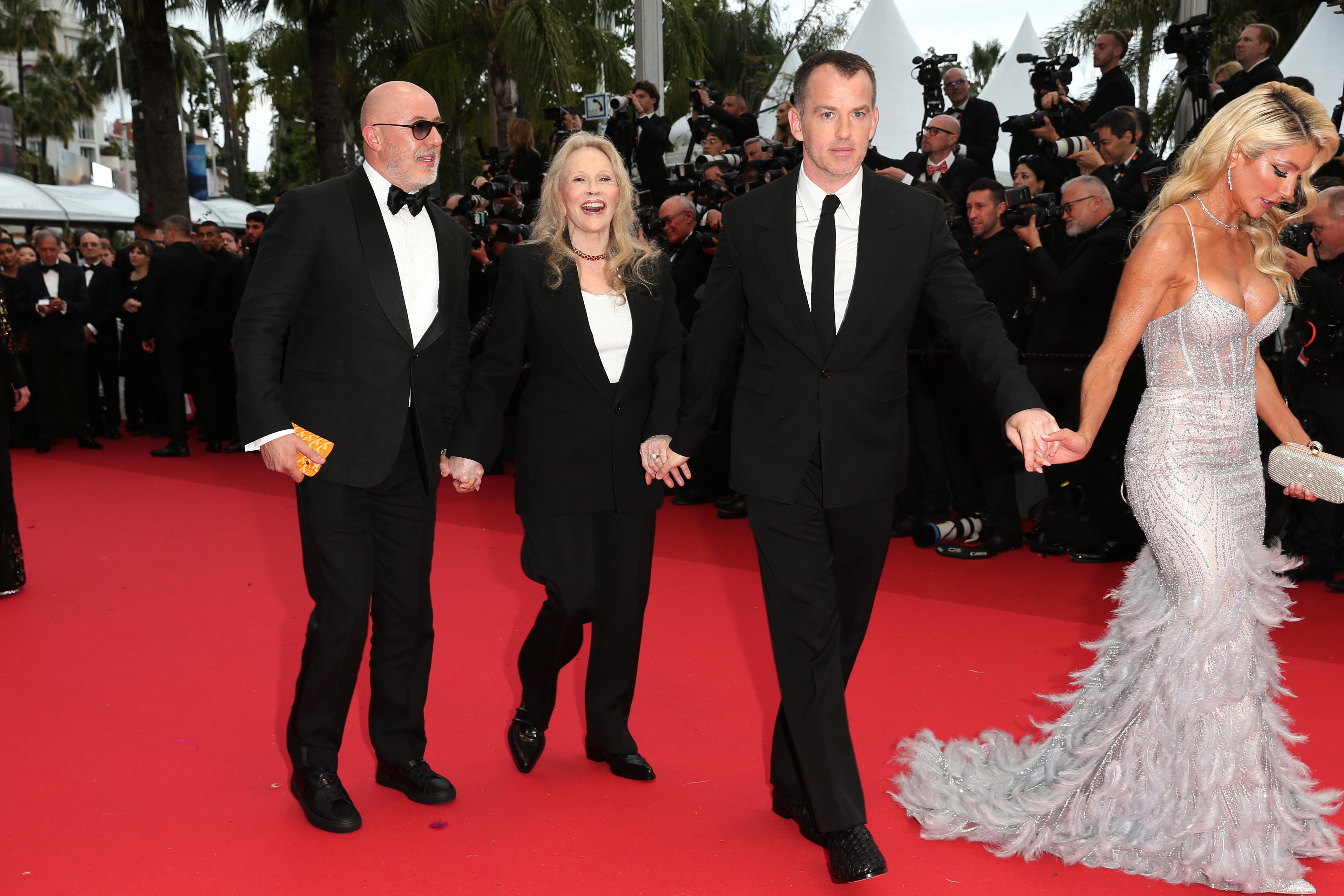 McKinzie Roth, la actriz estadounidense y su hijo, Liam, y Laurent Bouzereau en la alfombra roja de "Furiosa: A Mad Max Saga" en la 77ª edición del Festival de Cine de Cannes en el Palais des Festivals el 15 de mayo de 2024 en Cannes, Francia | Fuente: Getty Images
