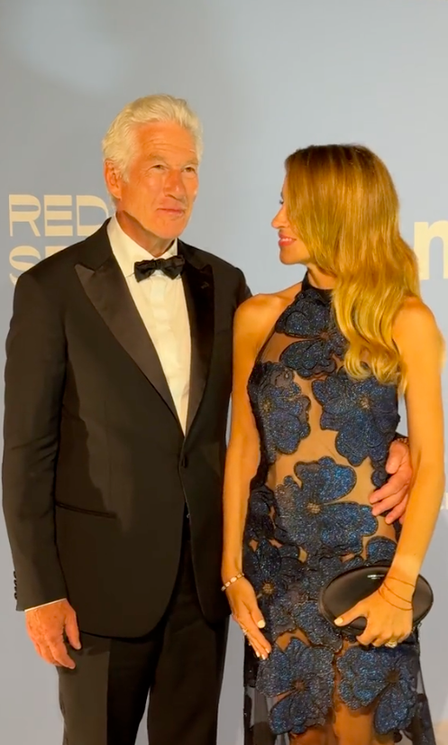 Richard Gere y Alejandra Silva posando para las fotos de la Gala amfAR, publicado el 1 de septiembre de 2024 | Fuente: TikTok/@galafr