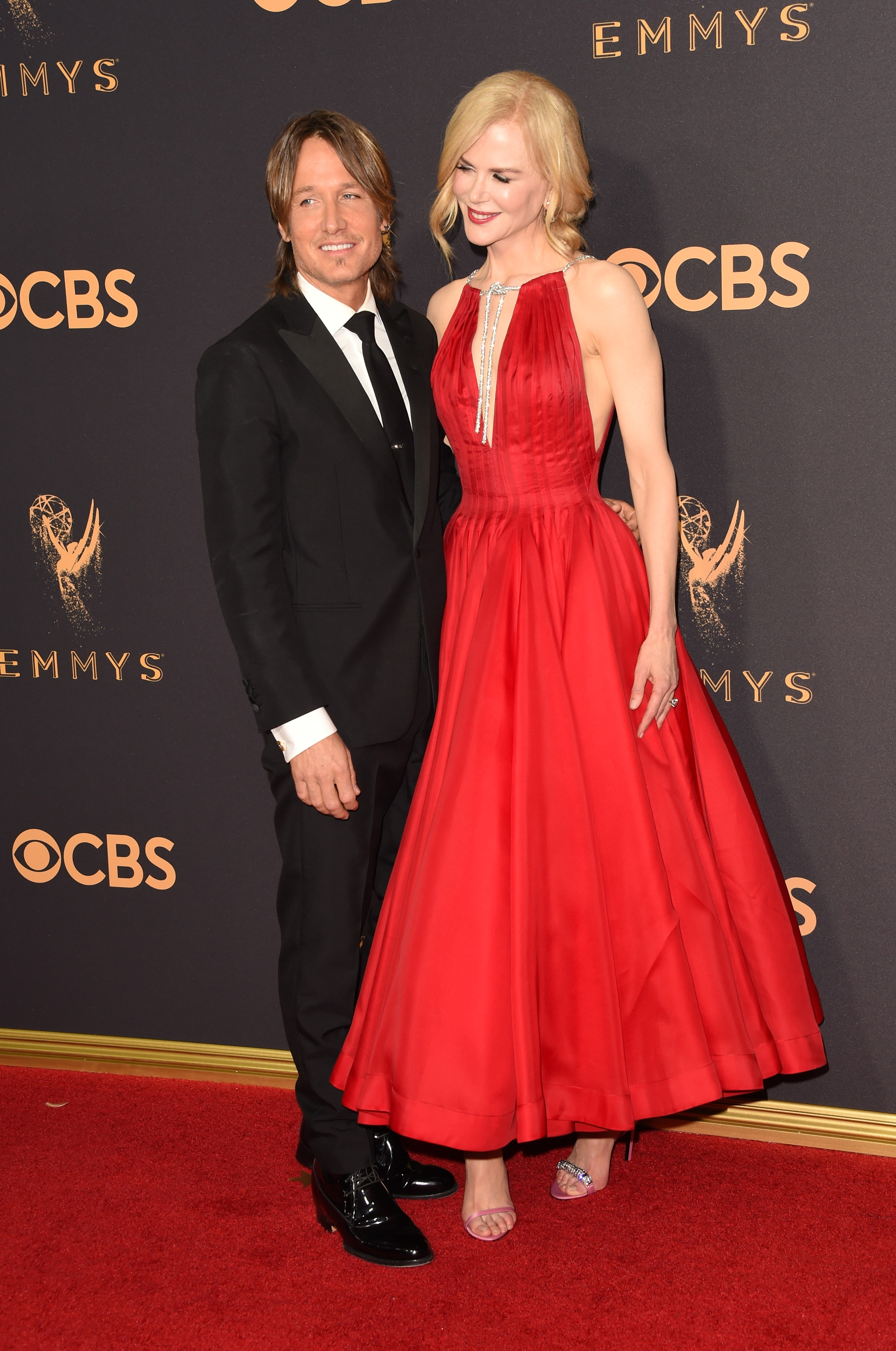 Kidman y Urban posaron juntos en la alfombra roja antes de la ceremonia. La imagen recoge otro momento de su aparición en los Emmy de 2017. | Fuente: Getty Images