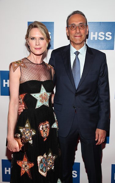 Stephanie March y Dan Benton en el Museo Americano de Historia Natural. │Imagen tomada de: Getty