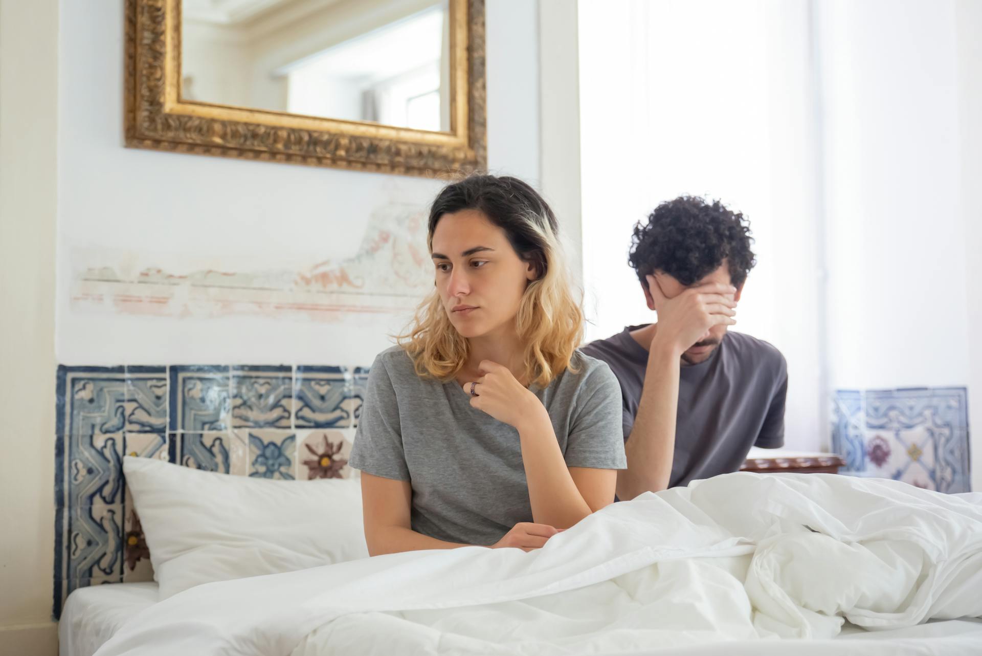 Una pareja con aspecto decepcionado | Fuente: Pexels