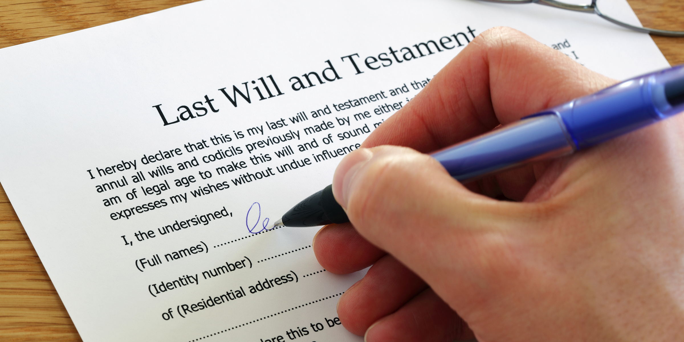 Un hombre firmando un testamento | Foto: Shutterstock
