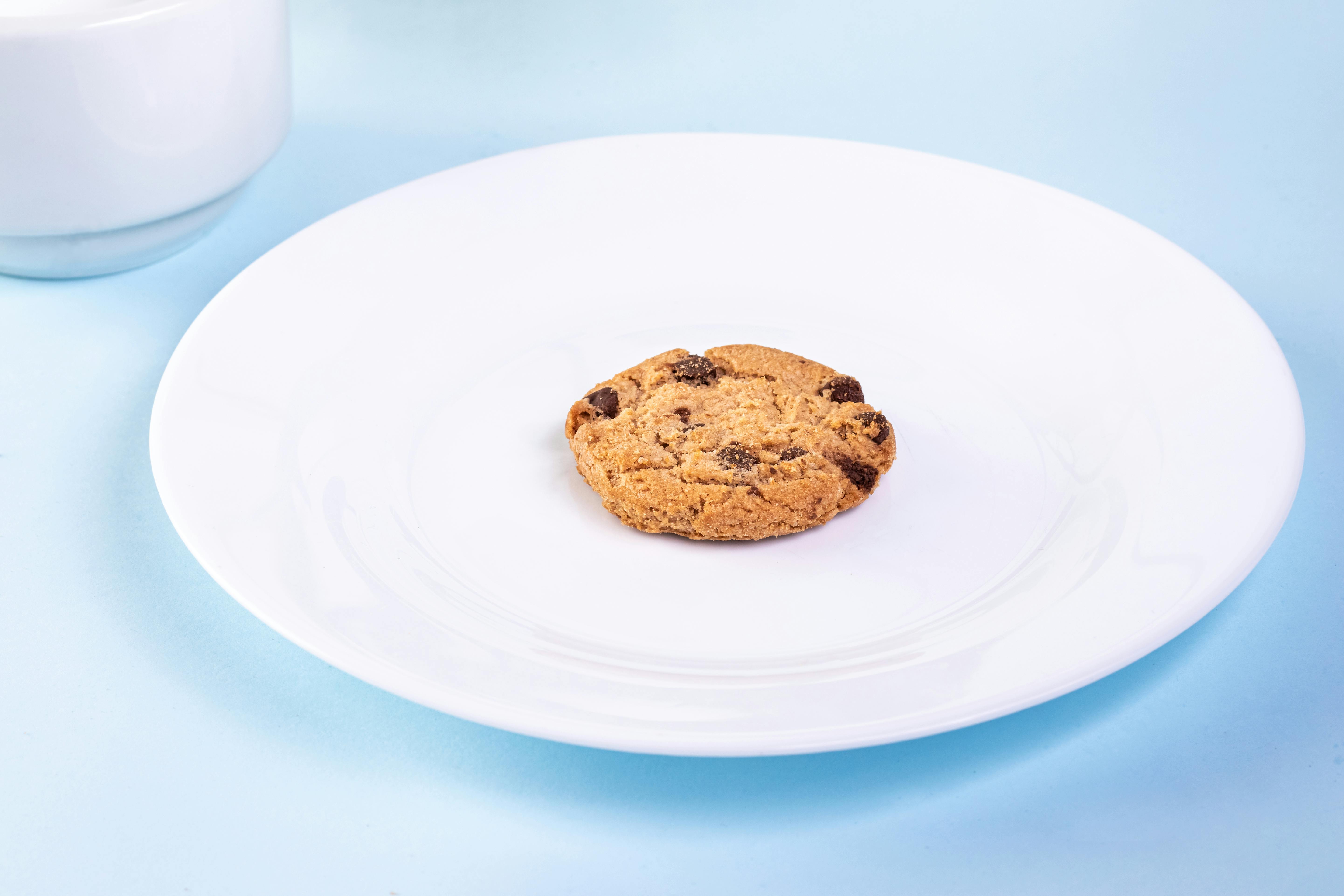 Una galleta en un plato | Fuente: Pexels