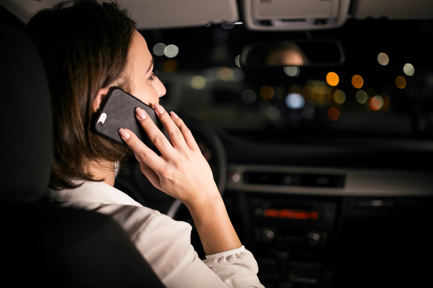 Una mujer hablando por teléfono mientras conduce | Fuente: Freepik