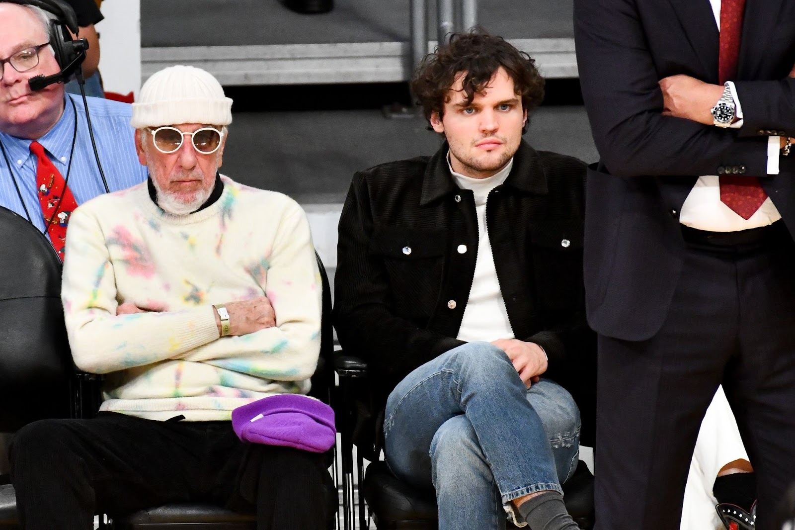 Lou Adler y Ray Nicholson en un partido de baloncesto entre Los Ángeles Lakers y Los Ángeles Clippers en el Staples Center el 25 de diciembre de 2019, en Los Ángeles, California | Fuente: Getty Images