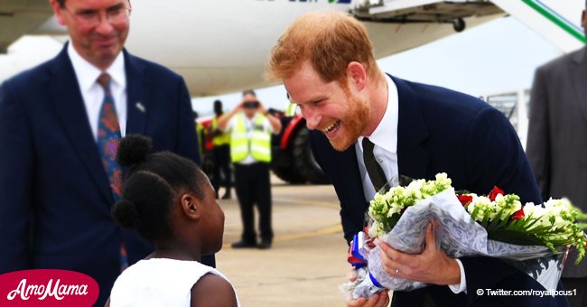 El príncipe Harry inicia gira de 2 días en Zambia sin Meghan y recibe flores de una linda niña 