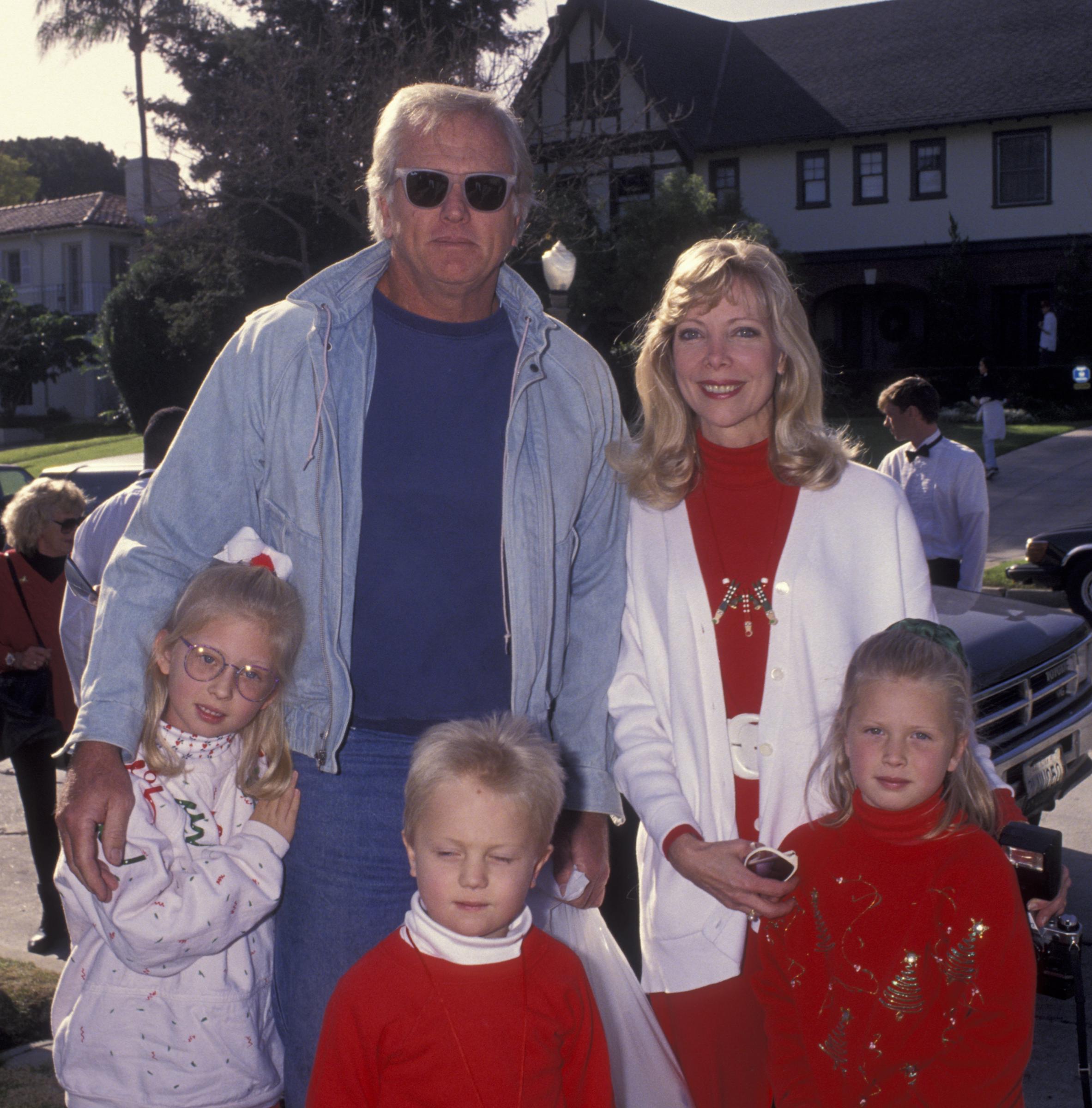 Ron Ely con su esposa Valerie y sus hijos asisten a la Segunda Gala Benéfica Anual de Toys for Tots el 19 de diciembre de 1992, en Los Ángeles, California | Fuente: Getty Images