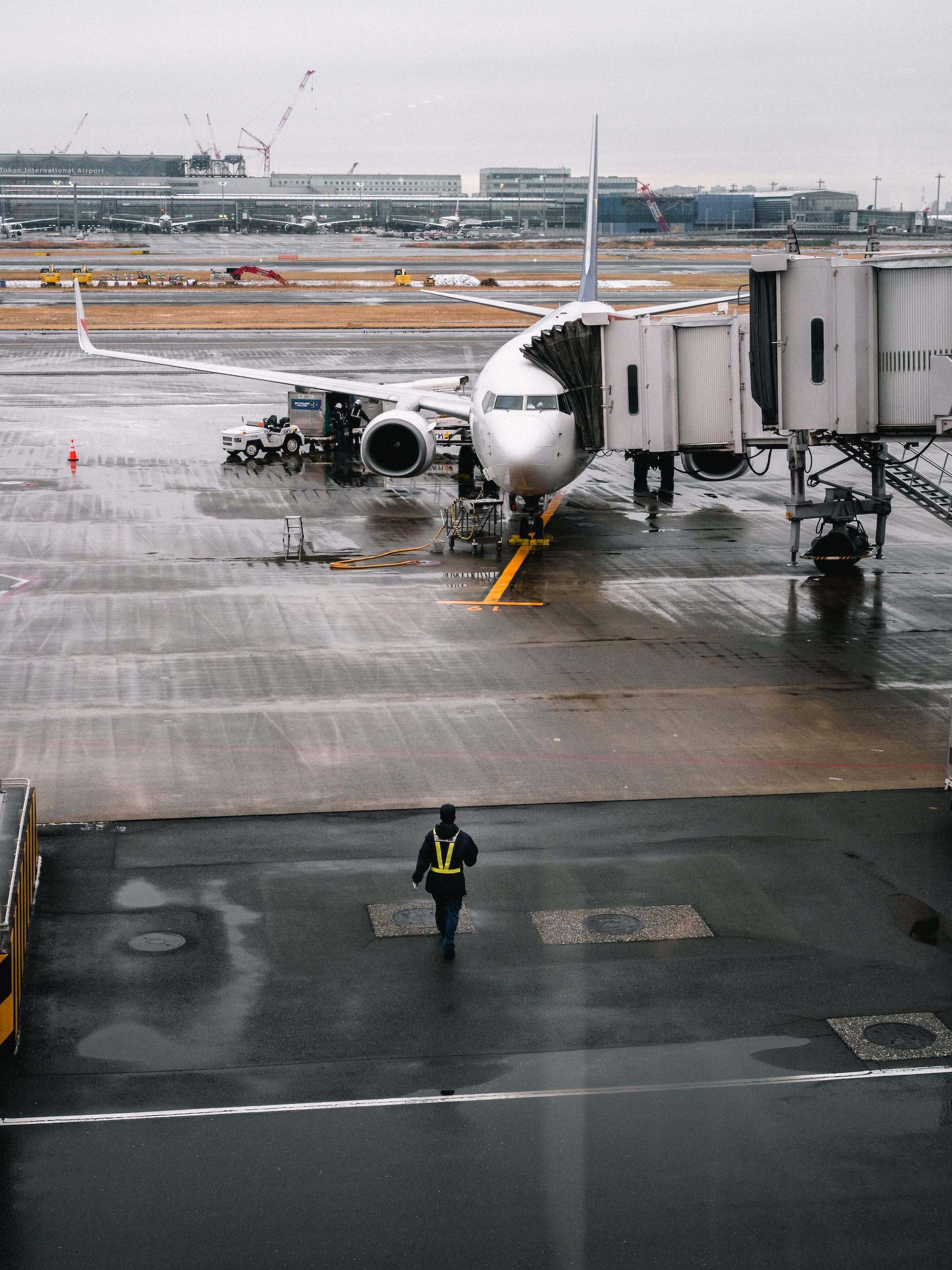 Una persona caminando hacia un avión | Fuente: Pexels
