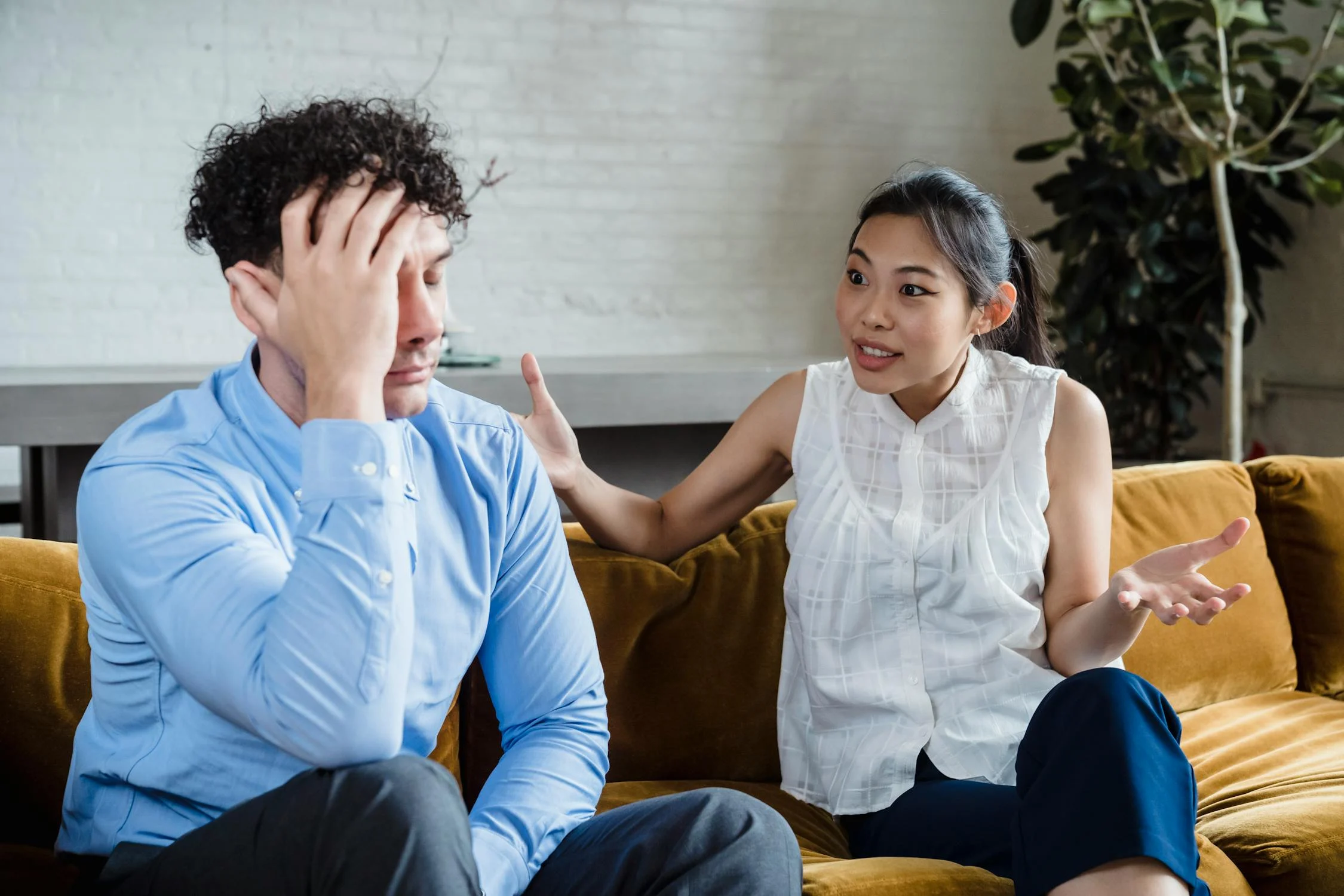 Una mujer enfadada hablando con su marido | Fuente: Pexels