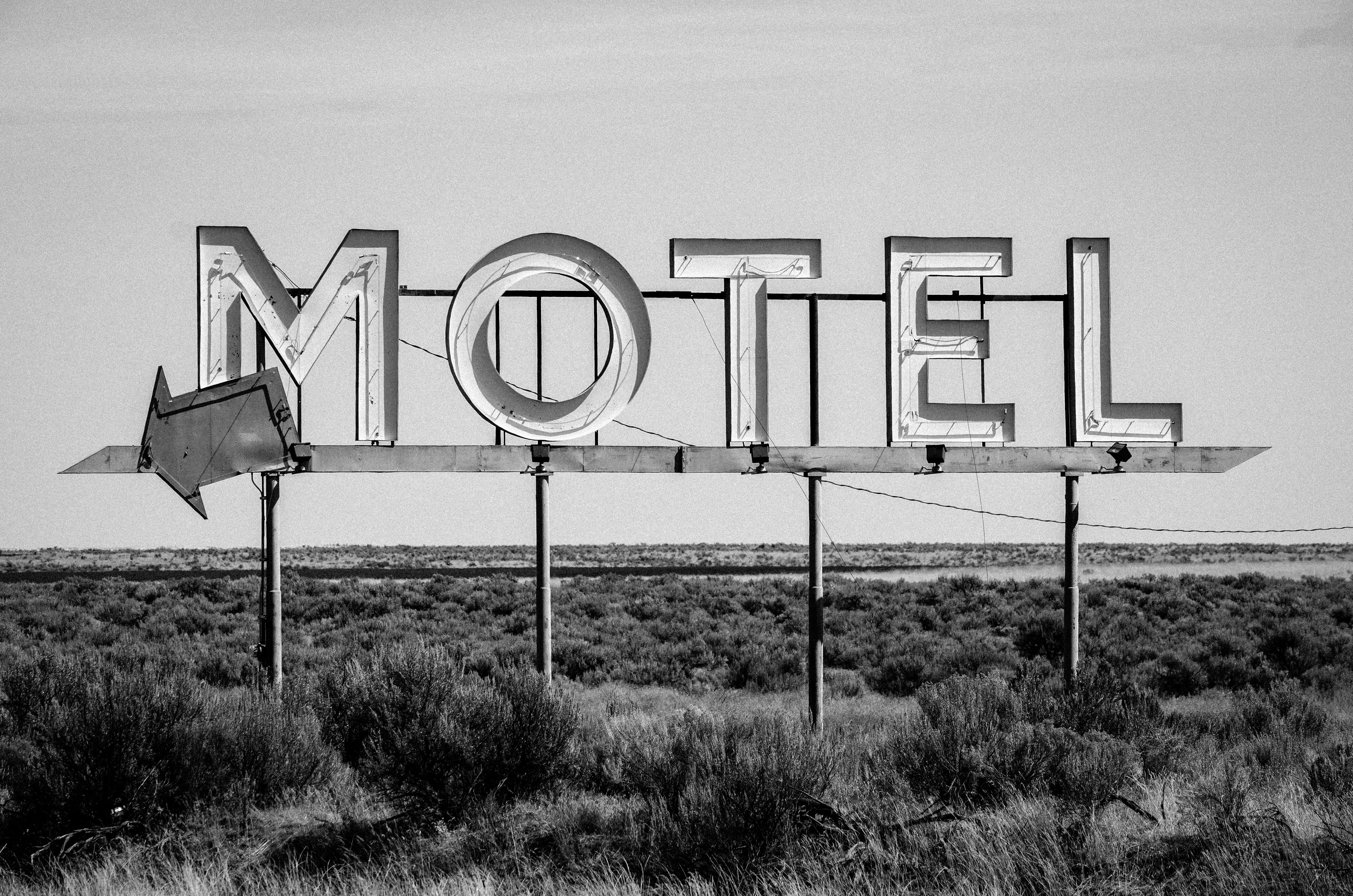 Señalización de un motel. | Fuente: Pexels