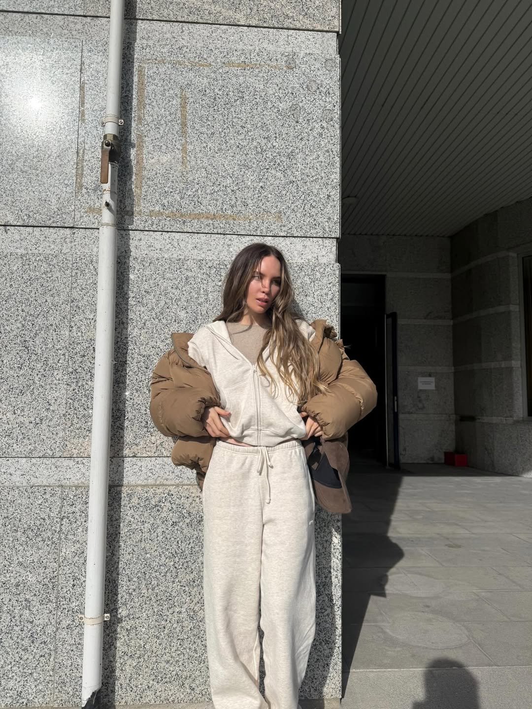 Belinda luciendo un conjunto deportivo desde Madrid | Fuente: Instagram/belindapop