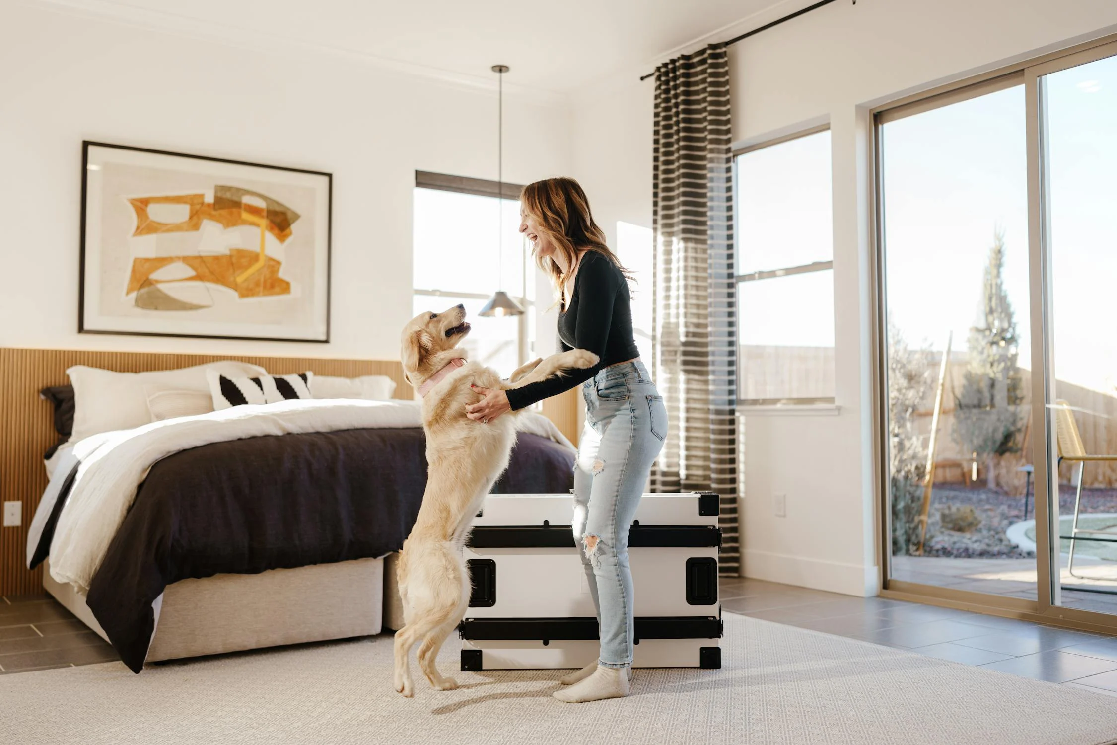 Una mujer feliz bailando con su perro | Fuente: Pexels