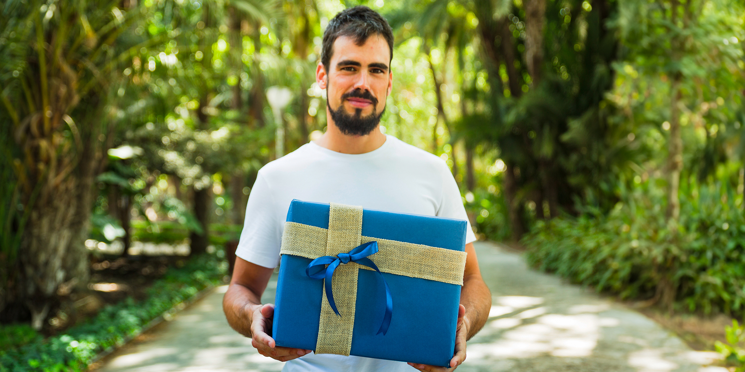 Un hombre sujetando una caja de regalo | Fuente: Freepik
