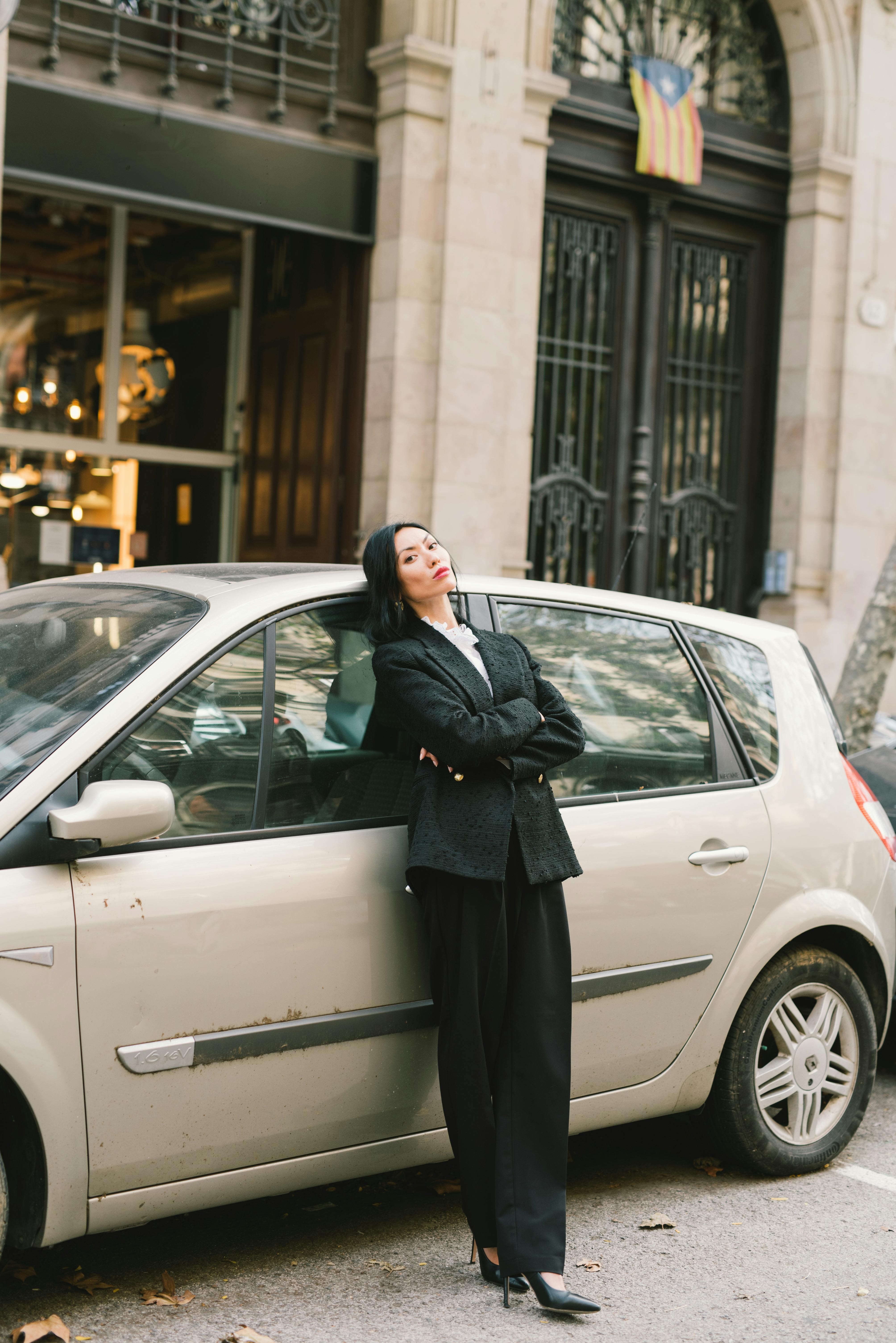 Una mujer junto a un Automóvil | Fuente: Pexels