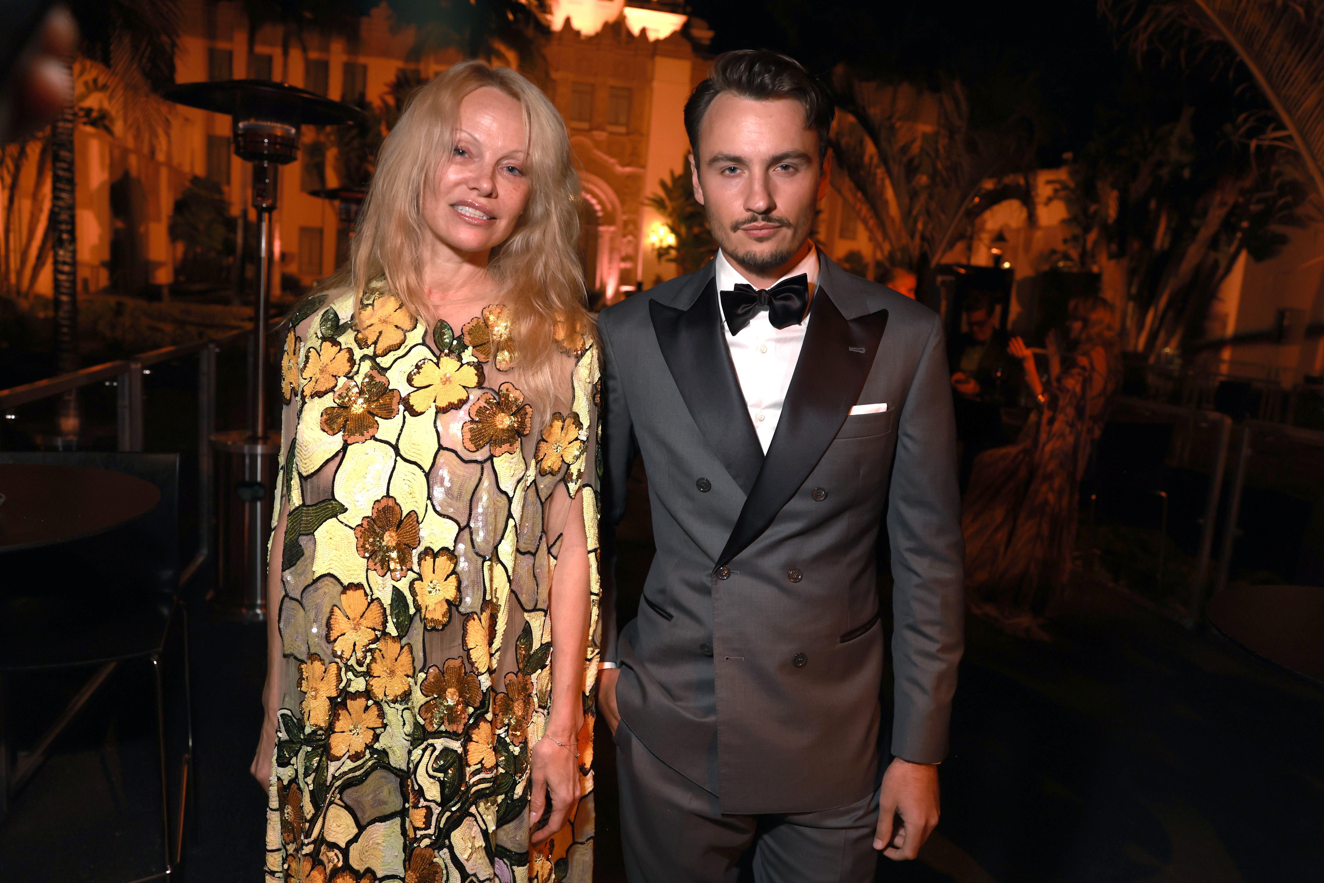 Pamela Anderson y Brandon Thomas Lee en la fiesta de los Oscar de Vanity Fair en Beverly Hills, California, el 10 de marzo de 2024 | Fuente: Getty Images