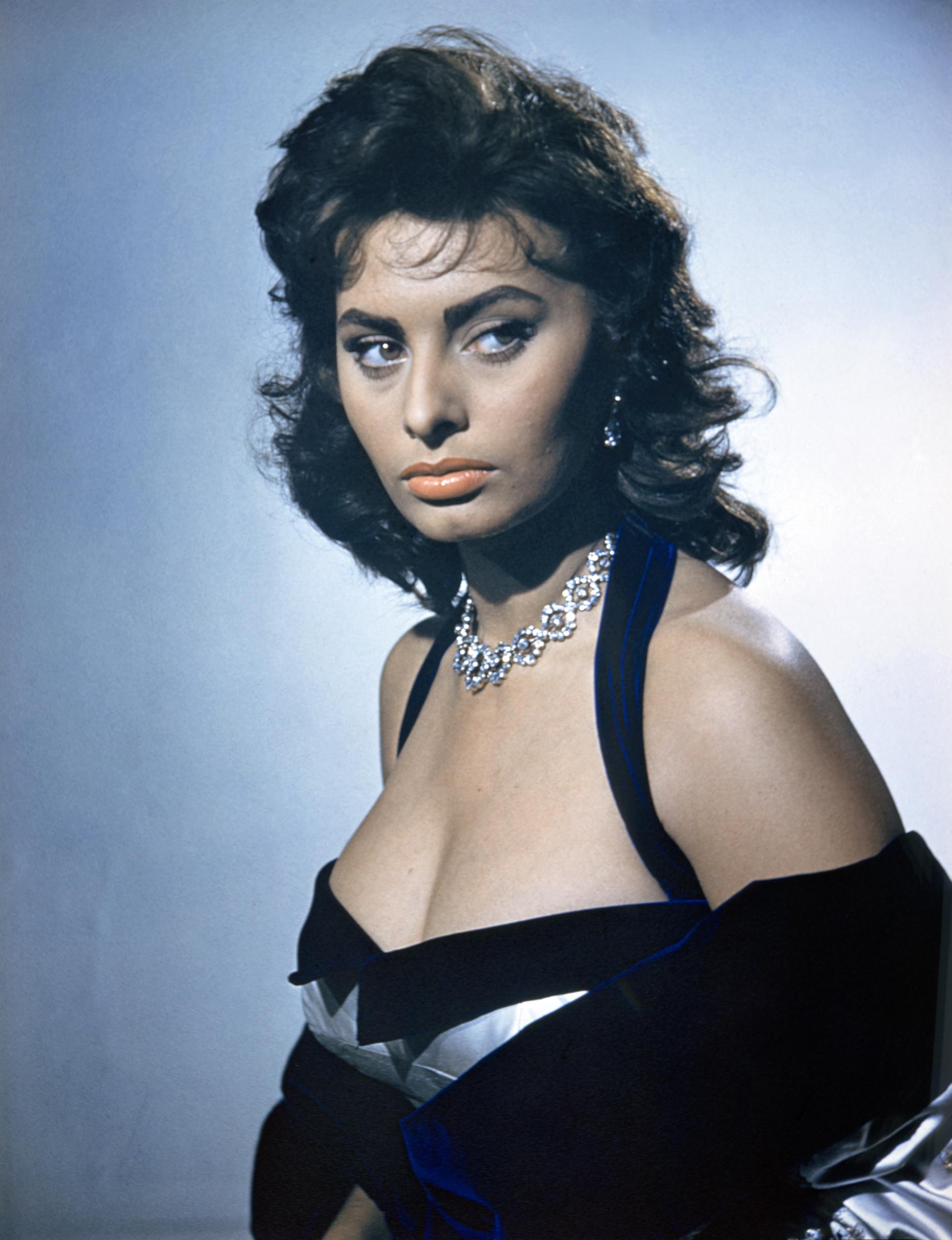 La actriz italiana Sophia Loren en la producción de United Artists de "Orgullo y Pasión", dirigida por Stanley Kramer. La película se está rodando en Torrelaguna, España.