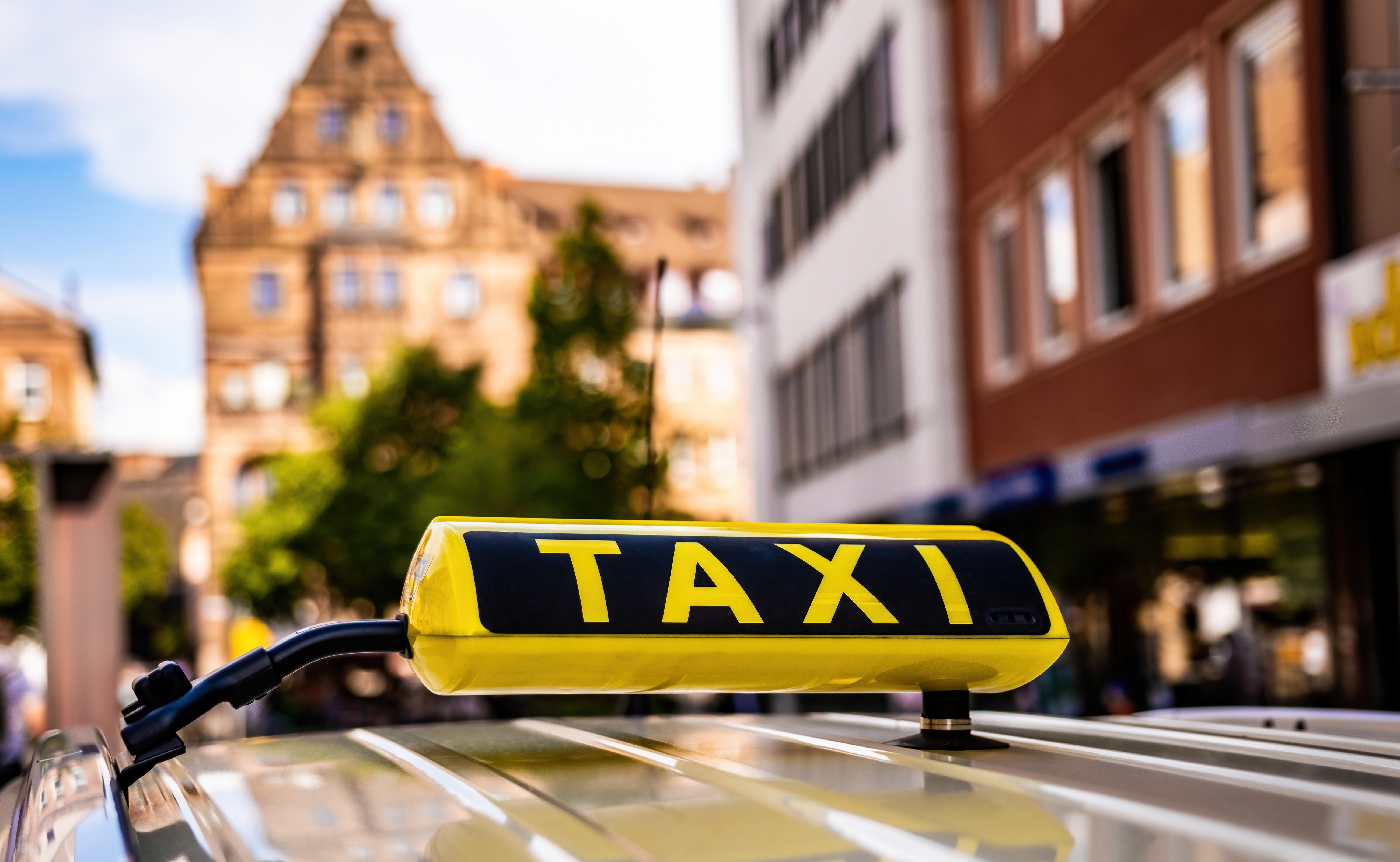 Señal amarilla de taxi. | Fuente: Shutterstock