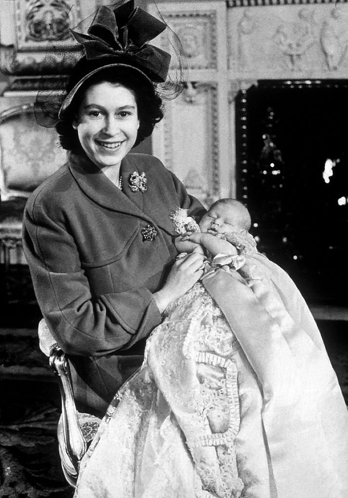 La reina Elizabeth II con el príncipe Charles en brazos en 1948. | Foto: Getty Images.