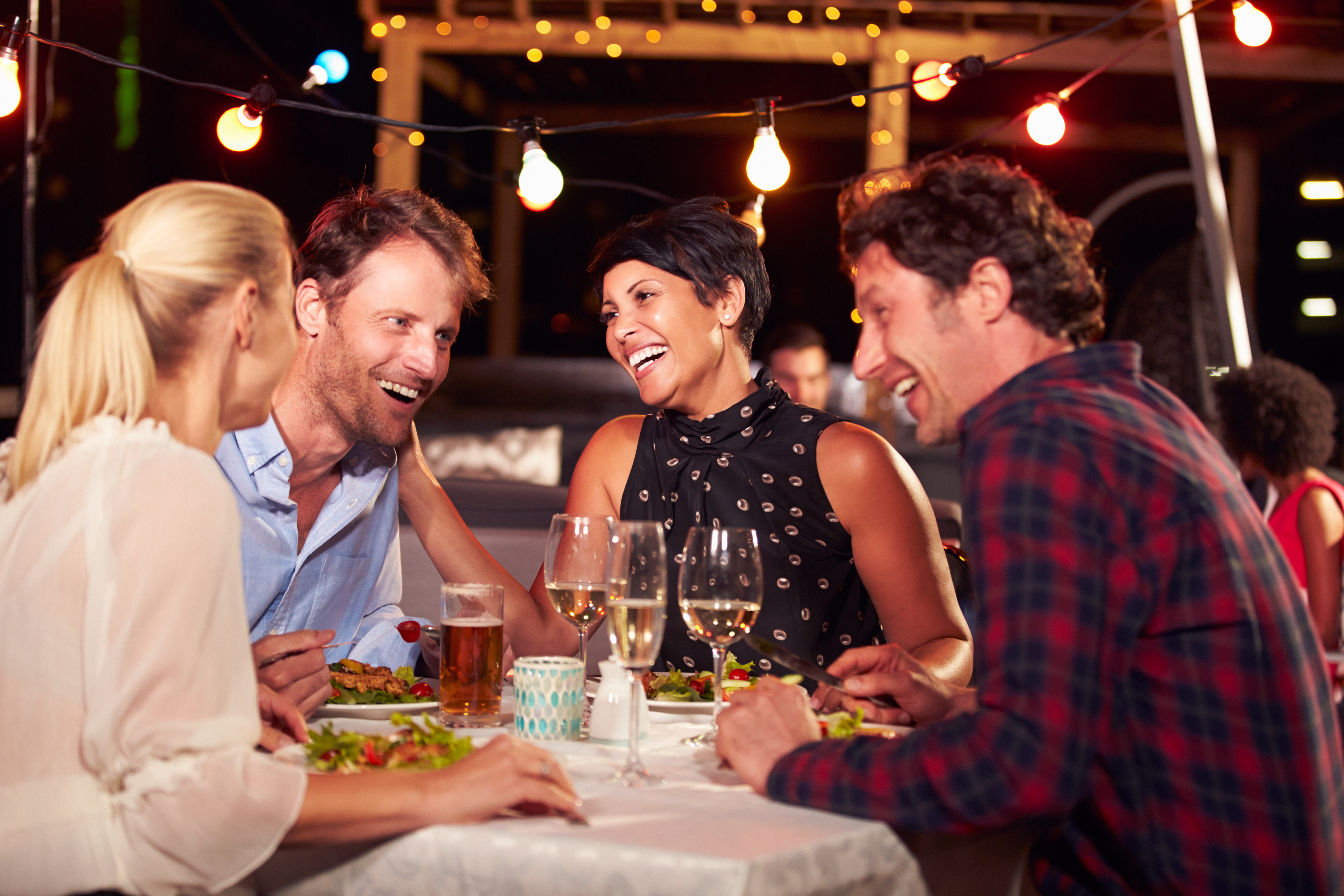 Amigos disfrutando de una comida | Foto: Shutterstock