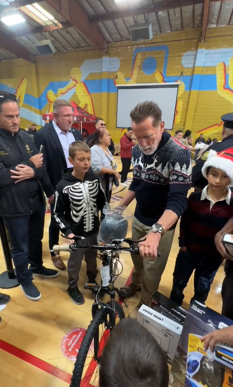 Arnold Schwarzenegger en el Hollenbeck Center de Boyle Heights, publicado el 17 de diciembre de 2023 | Fuente: TikTok.com/@arnoldschnitzel