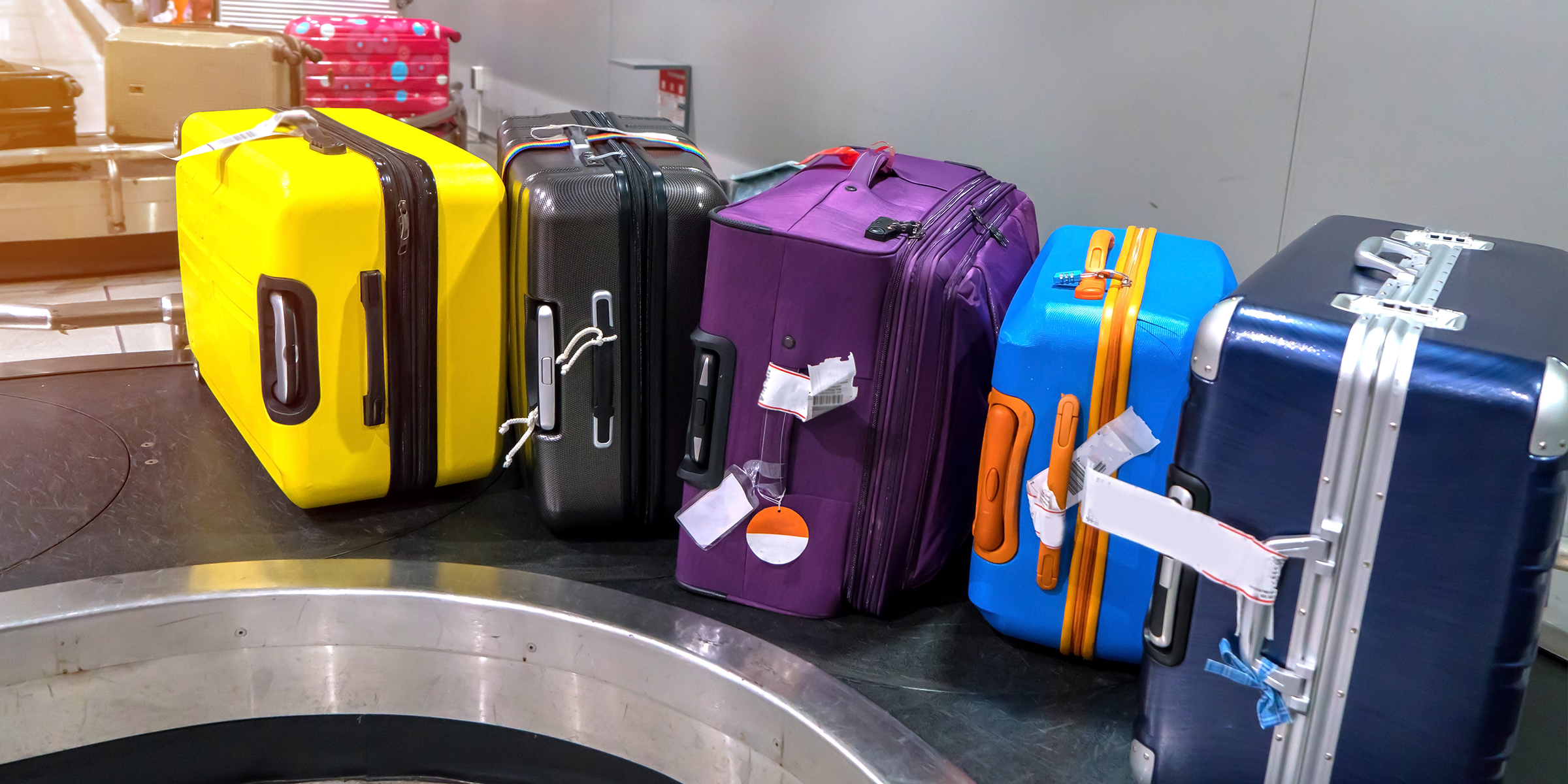 Varias bolsas de viaje en una cinta transportadora | Fuente: Shutterstock
