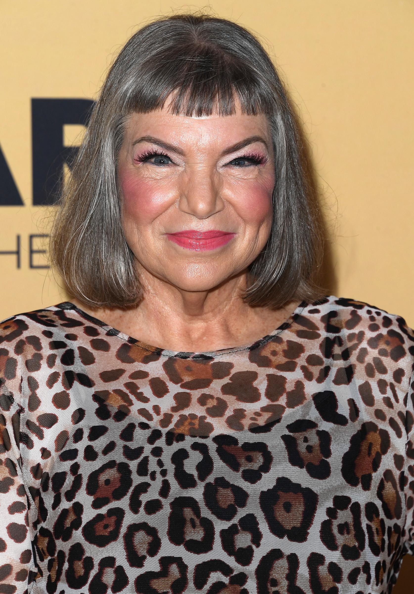 A su edad actual, Mindy Cohn ha aceptado envejecer con naturalidad y evita someterse a cirugía estética porque se siente más guapa ahora que antes | Fuente: Getty Images