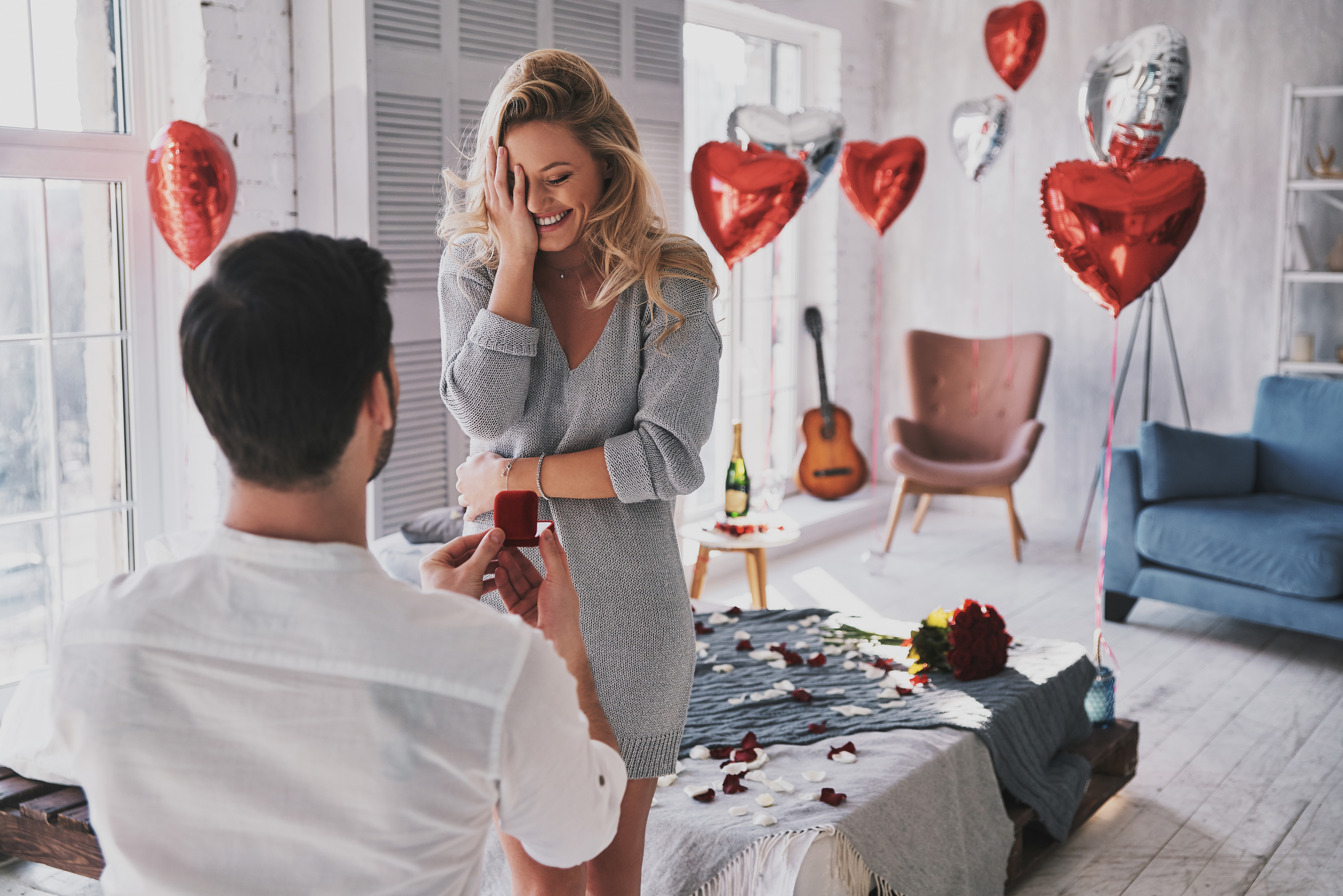 Un novio sorprendiendo a su novia con una romántica proposición | Fuente: Shutterstock