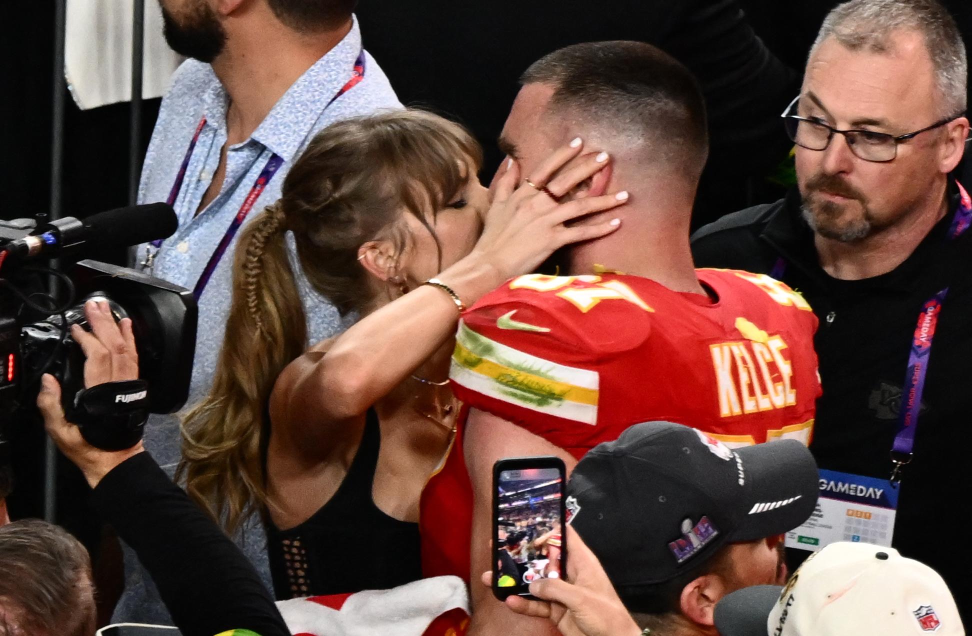 Taylor Swift y Travis Kelce fotografiados después de que los Chiefs ganaran la Super Bowl LVIII el 11 de febrero de 2024, en Las Vegas, Nevada. | Fuente: Getty Images