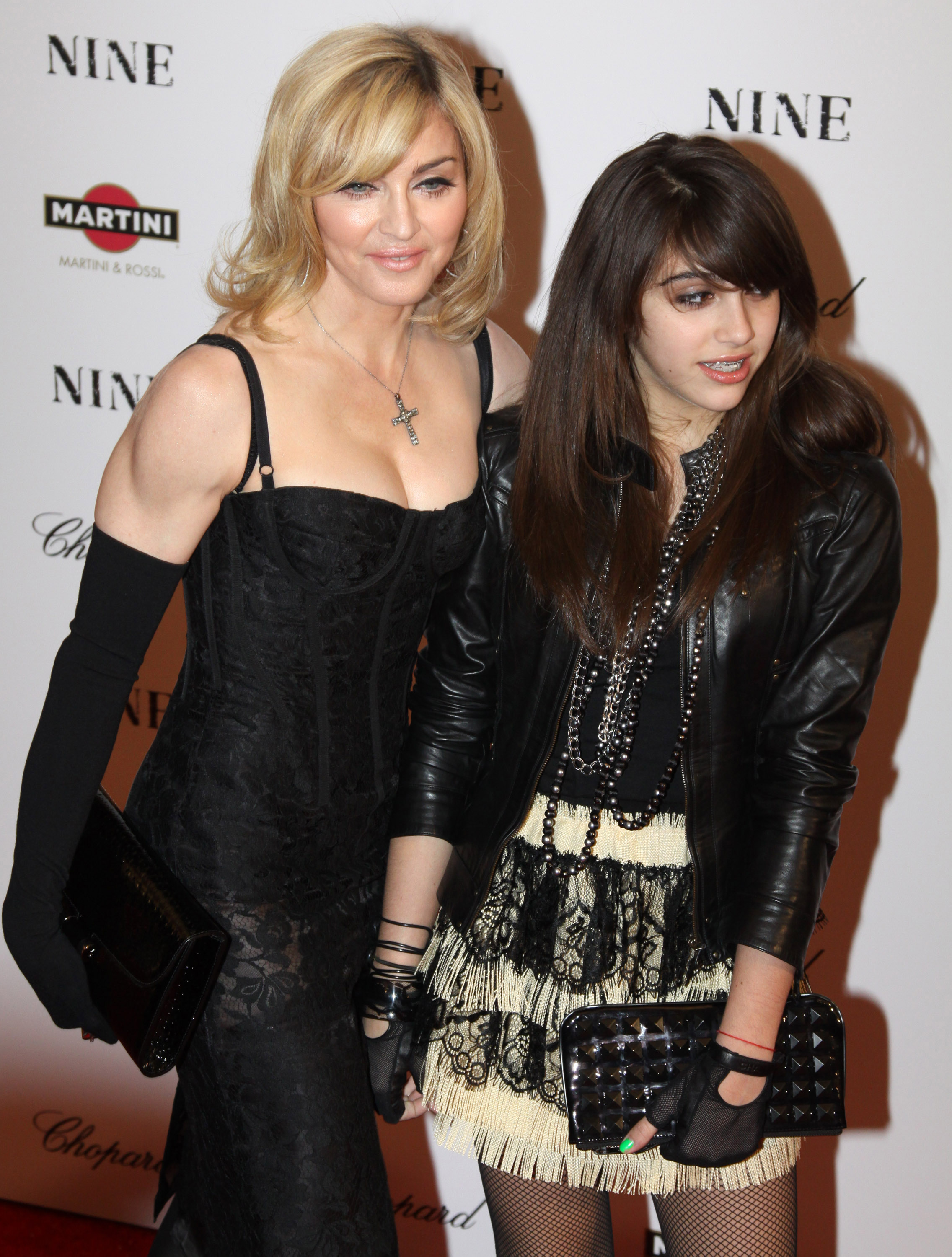 Madonna y su hija Lourdes "Lola" León asisten al estreno de "Nine" el 15 de diciembre de 2009 en Nueva York | Foto: Getty Images