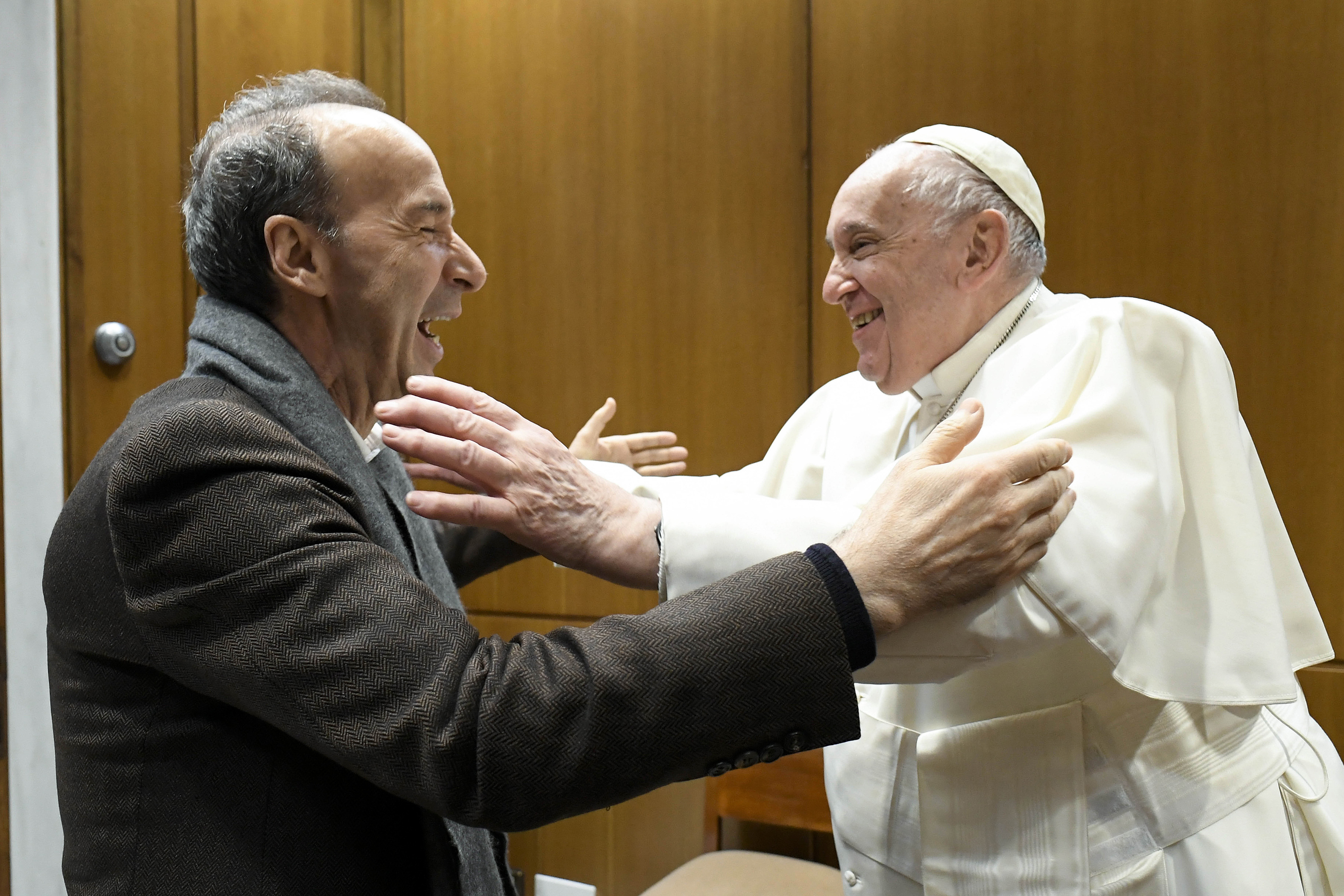 El Papa Francisco se reúne con el actor y director italiano Roberto Benigni en el Aula Pablo VI el 7 de diciembre de 2022, en la Ciudad del Vaticano. | Fuente: Getty Images