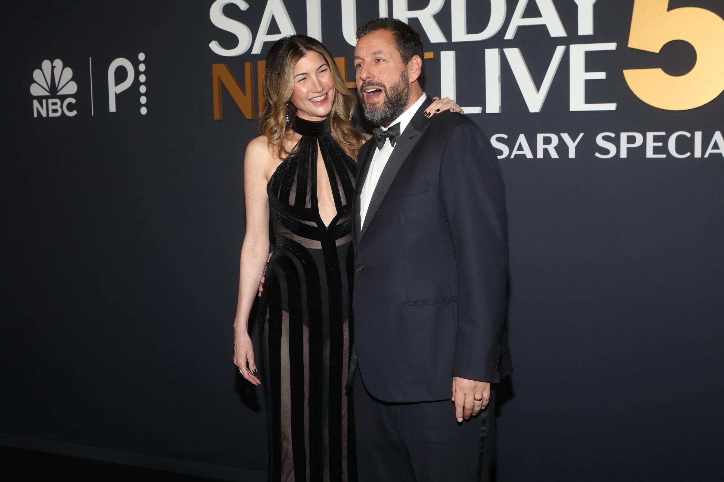 Jackie Sandler y Adam Sandler posan espontáneamente para las cámaras en "SNL50: The Anniversary Special" en el 30 Rockefeller Plaza el 16 de febrero de 2025, en Nueva York | Fuente: Getty Images