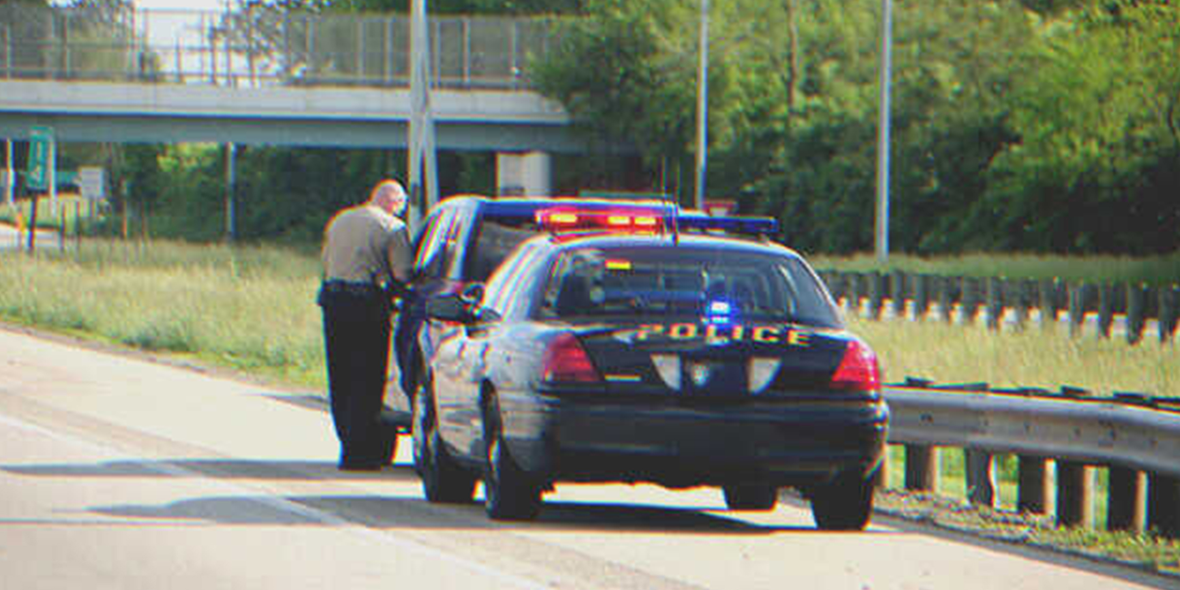 Un policía deteniendo a una persona en la carretera | Foto: Shutterstock