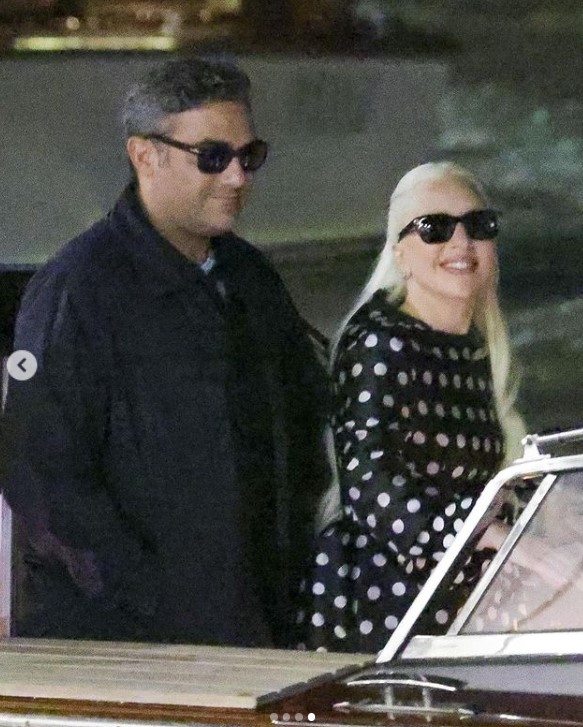 Lady Gaga y Michael Polansky en un barco durante el 81º Festival Internacional de Cine de Venecia el 2 de septiembre de 2024, en Venecia, Italia | Fuente: Instagram/justjared